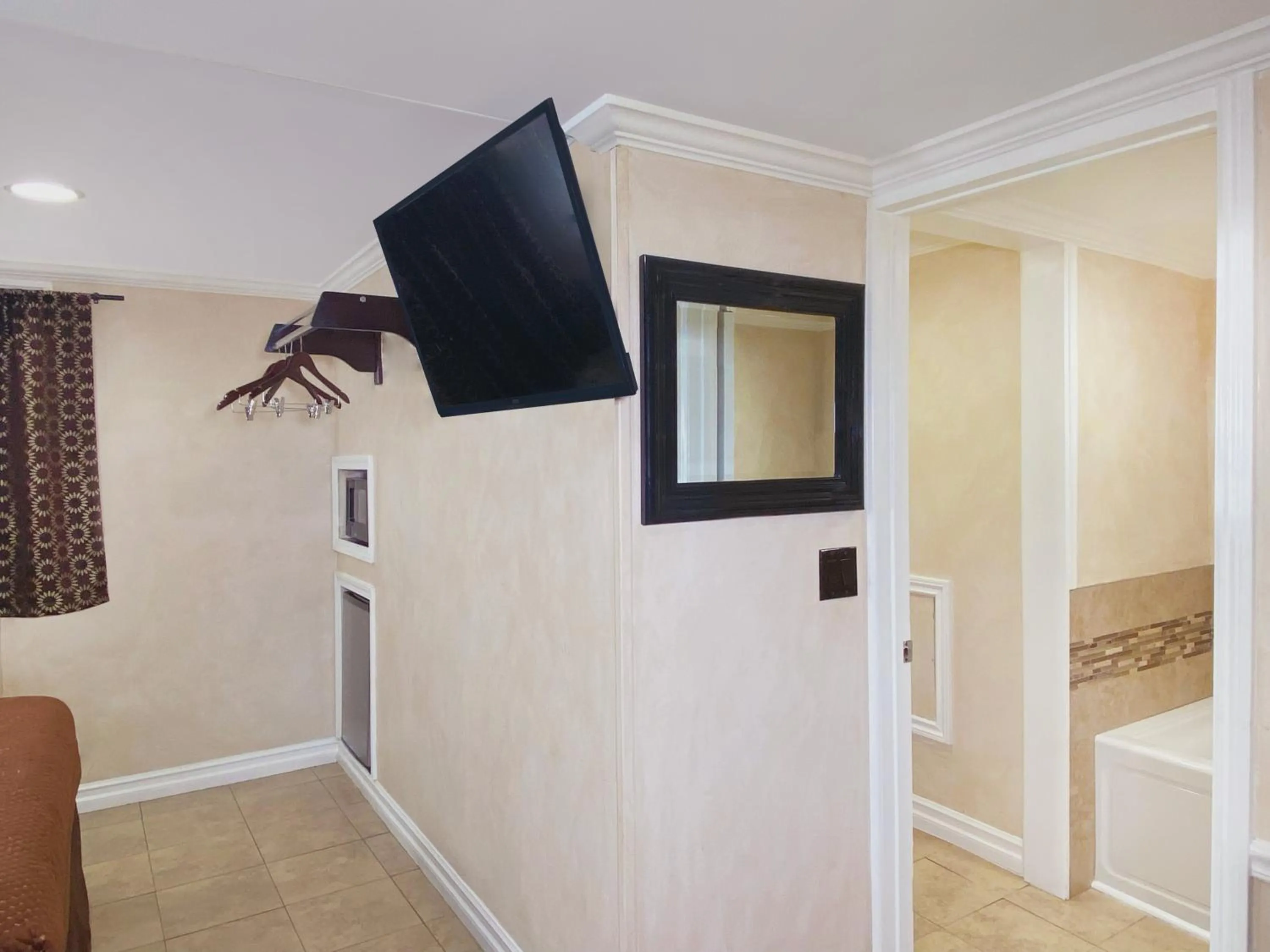 TV and multimedia in Nite Inn at Universal City - Walking Distance to Universal Studios Hollywood