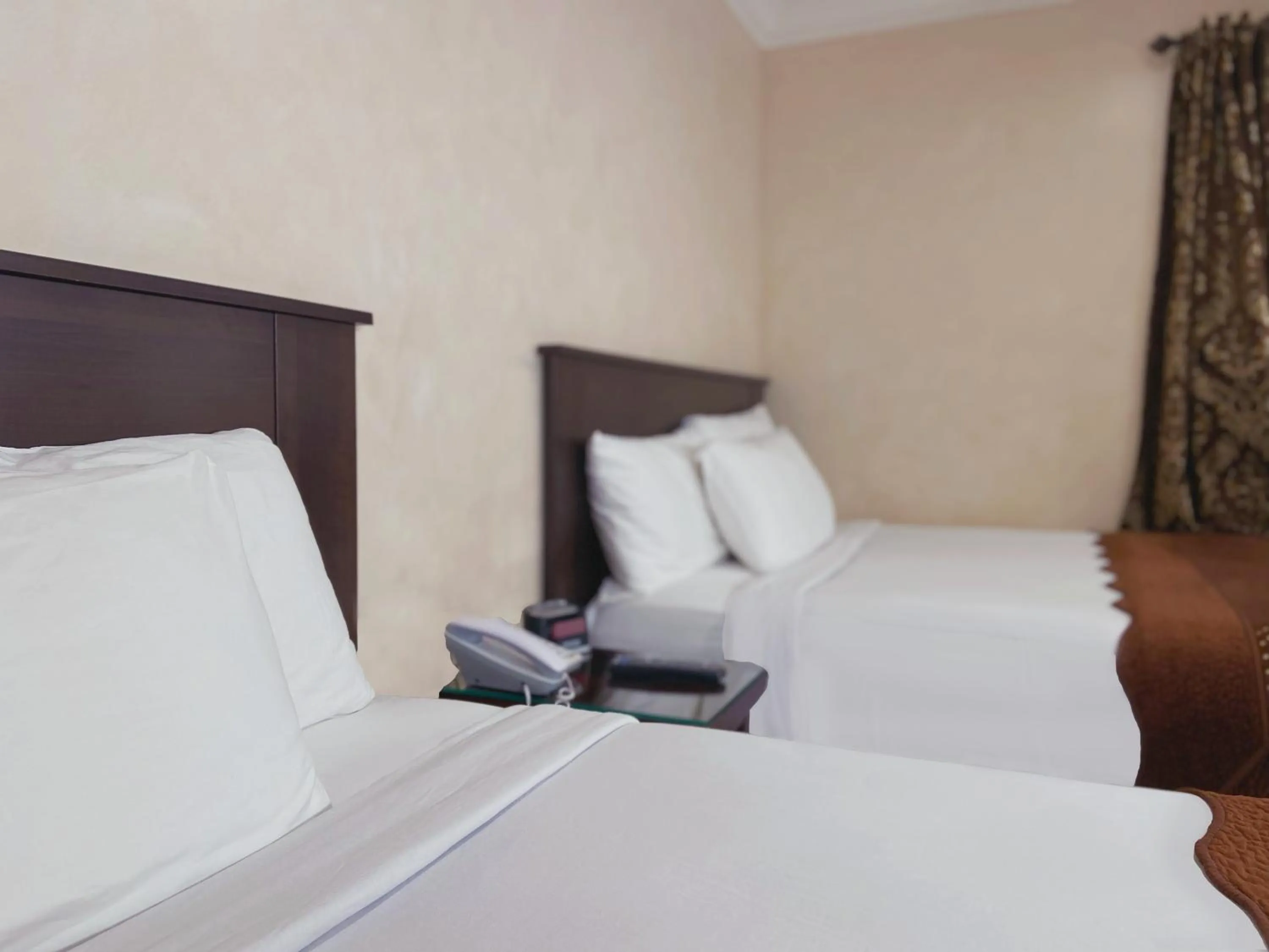 Bed in Nite Inn at Universal City - Walking Distance to Universal Studios Hollywood