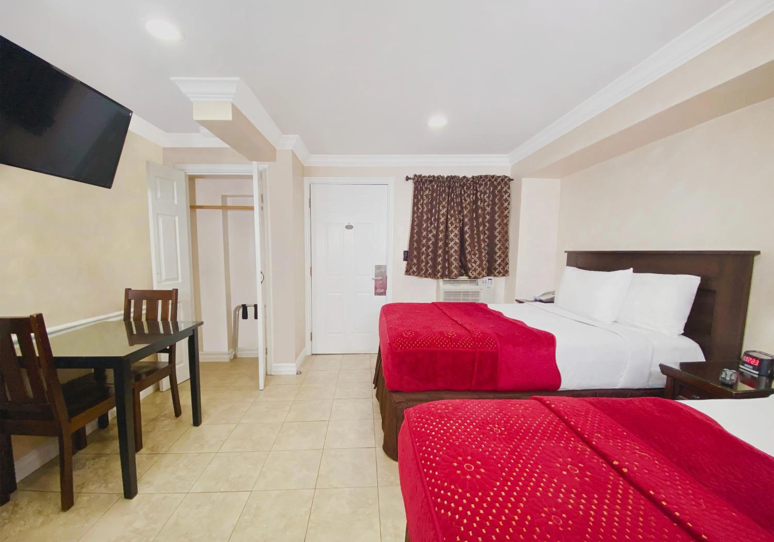 Bed in Nite Inn at Universal City - Walking Distance to Universal Studios Hollywood