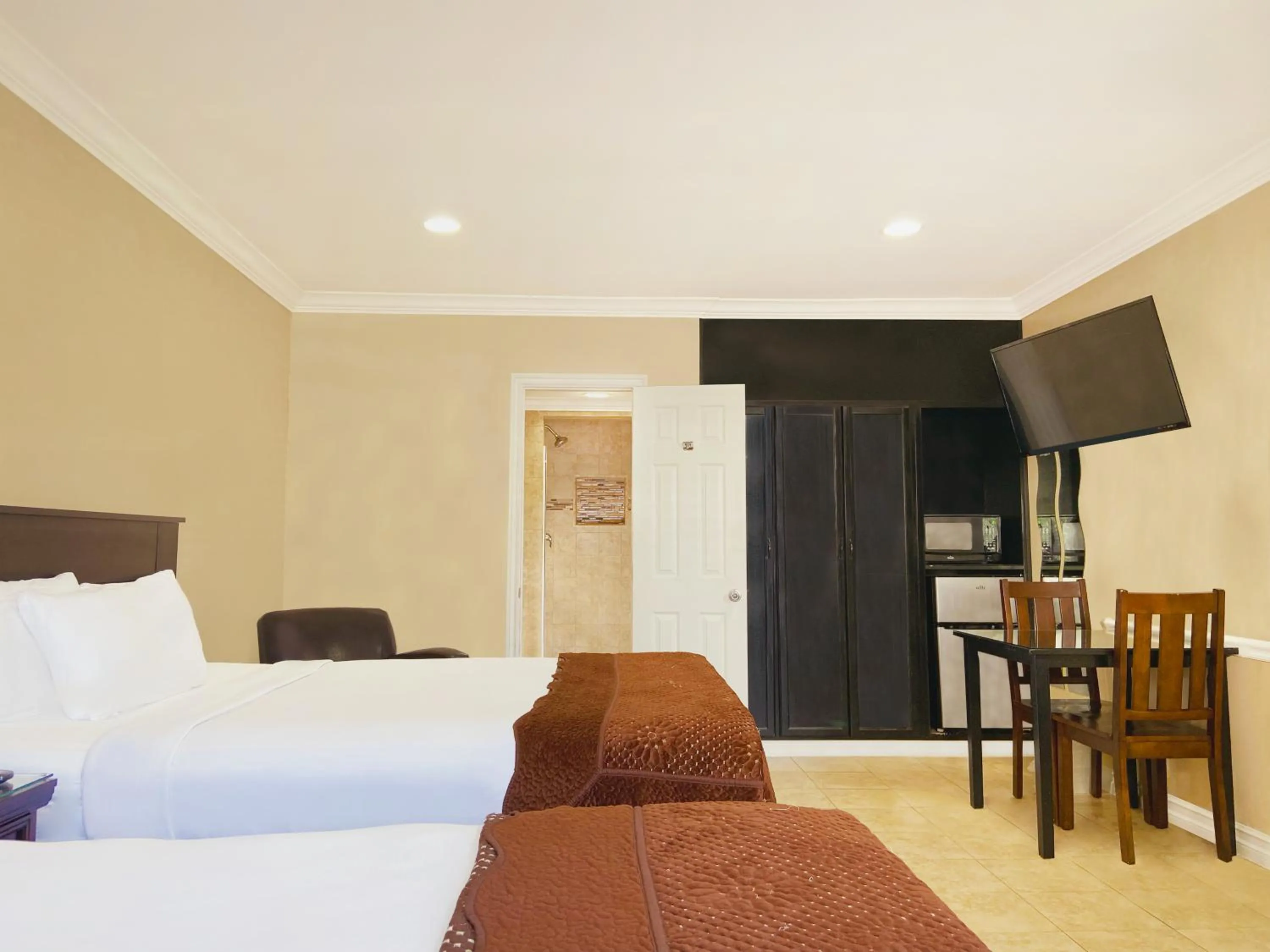 Bed in Nite Inn at Universal City - Walking Distance to Universal Studios Hollywood