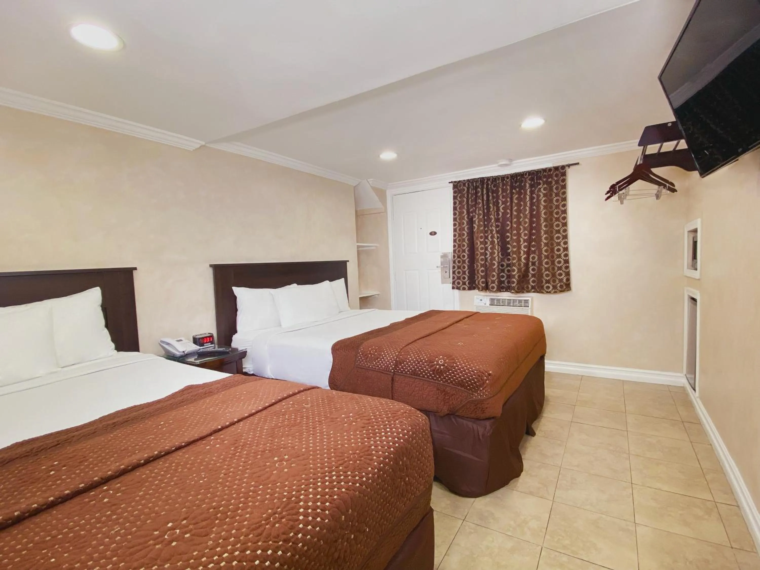 Bed in Nite Inn at Universal City - Walking Distance to Universal Studios Hollywood