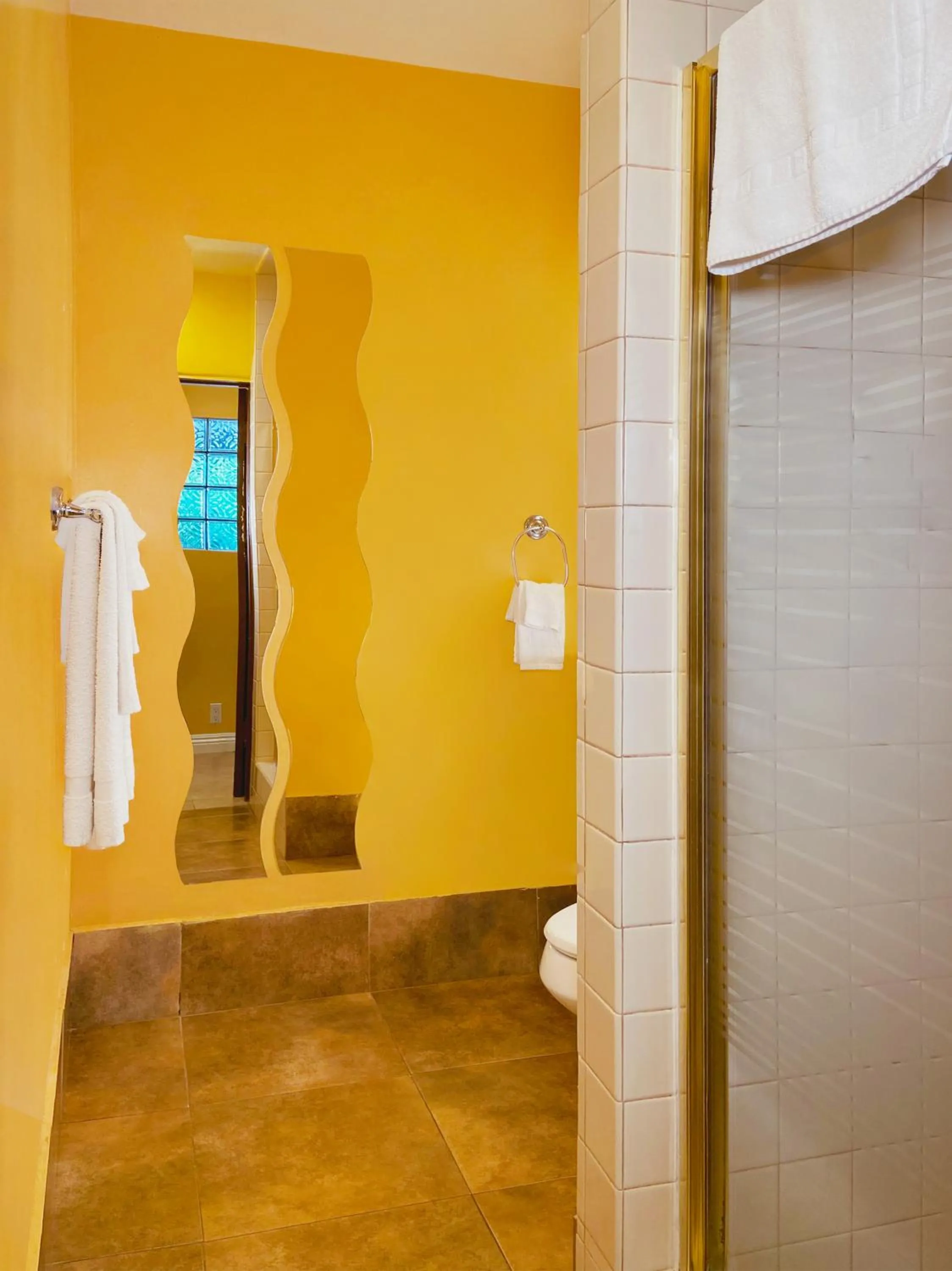 Shower in El Patio Inn - Near Universal Studios Hollywood