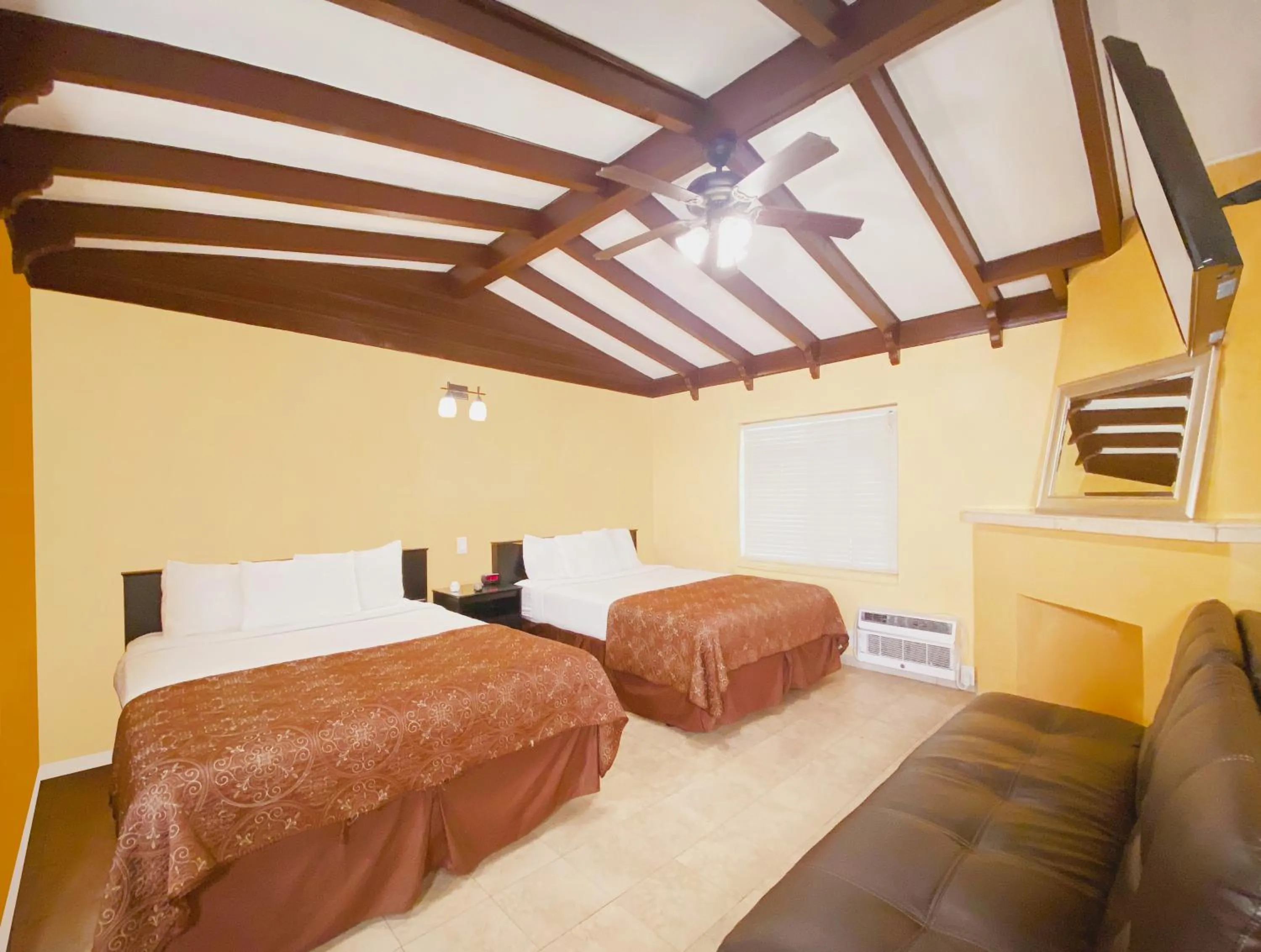 Photo of the whole room, Bed in El Patio Inn - Near Universal Studios Hollywood