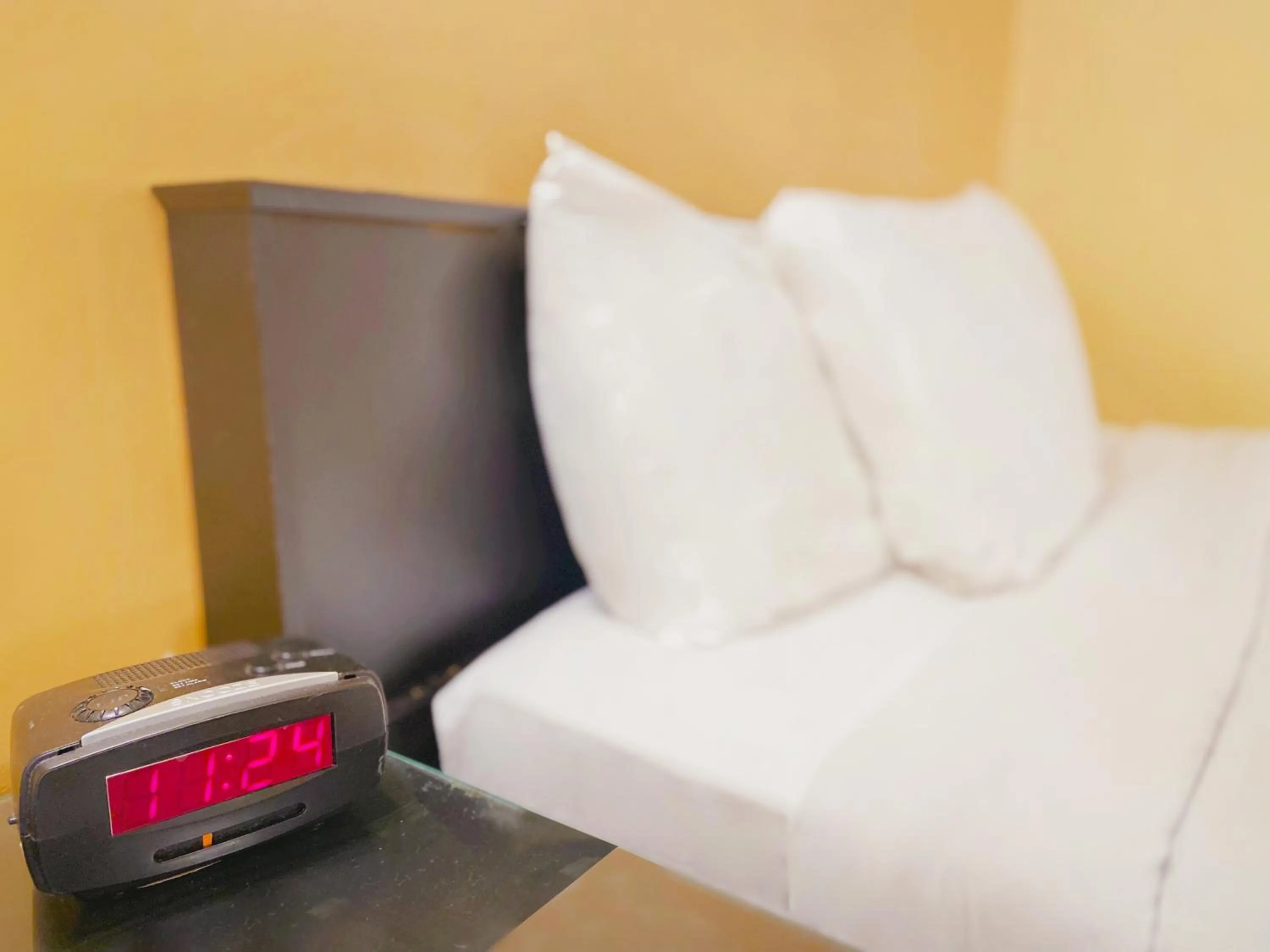 Bed in El Patio Inn - Near Universal Studios Hollywood