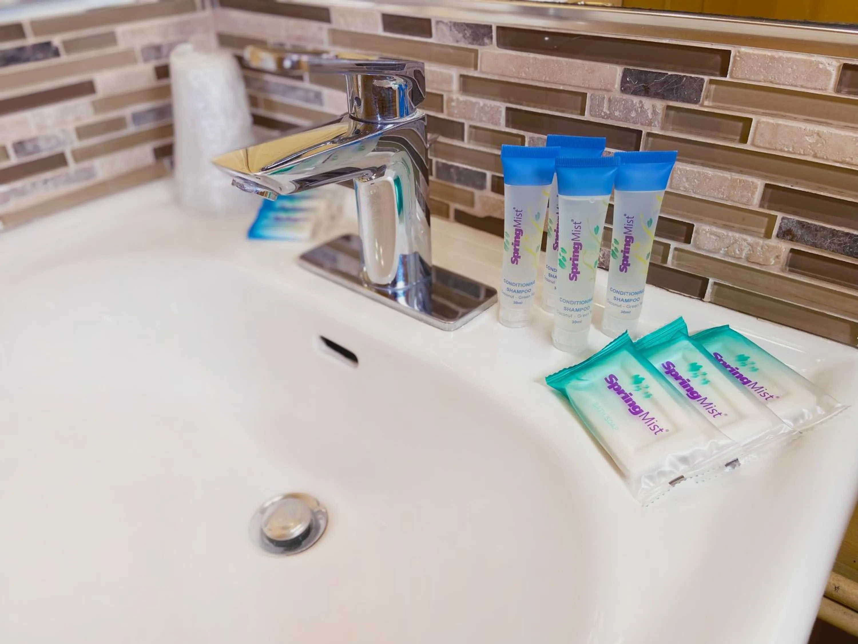 Bathroom in El Patio Inn - Near Universal Studios Hollywood