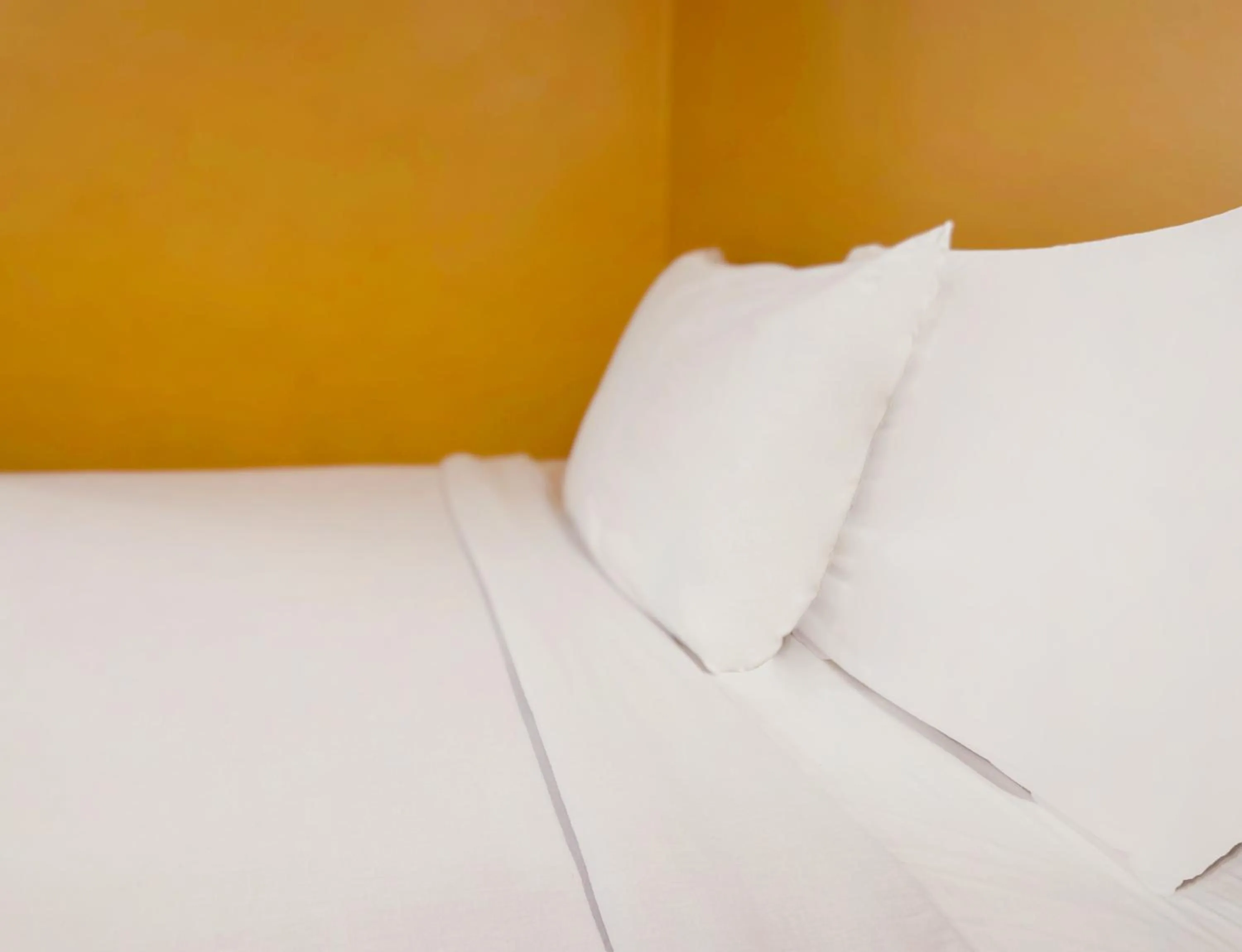 Bed in El Patio Inn - Near Universal Studios Hollywood