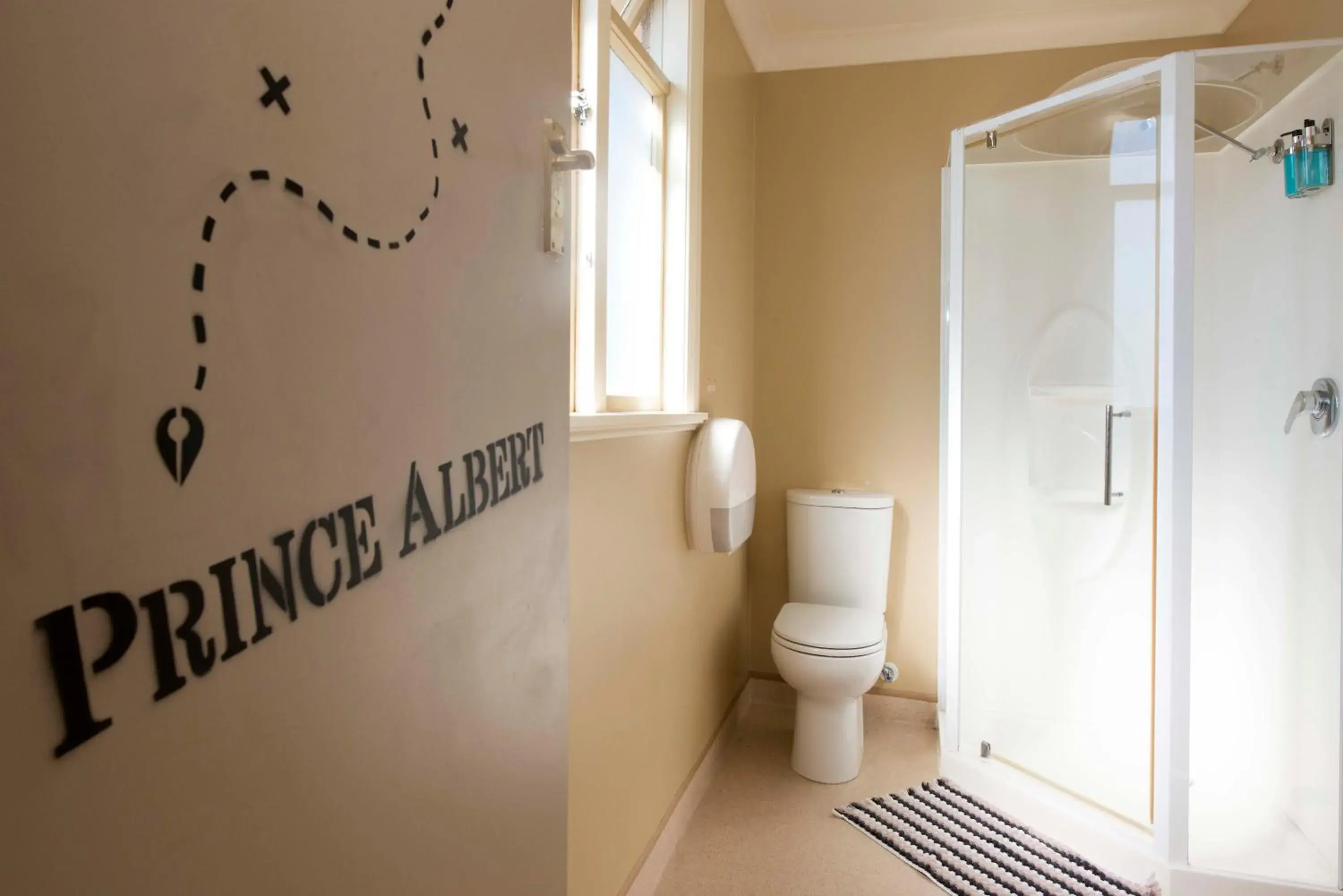 Single Room with Private Bathroom in The Prince Albert Backpackers & Bar Single Room with Private Bathroom in The Prince Albert Backpackers & Bar