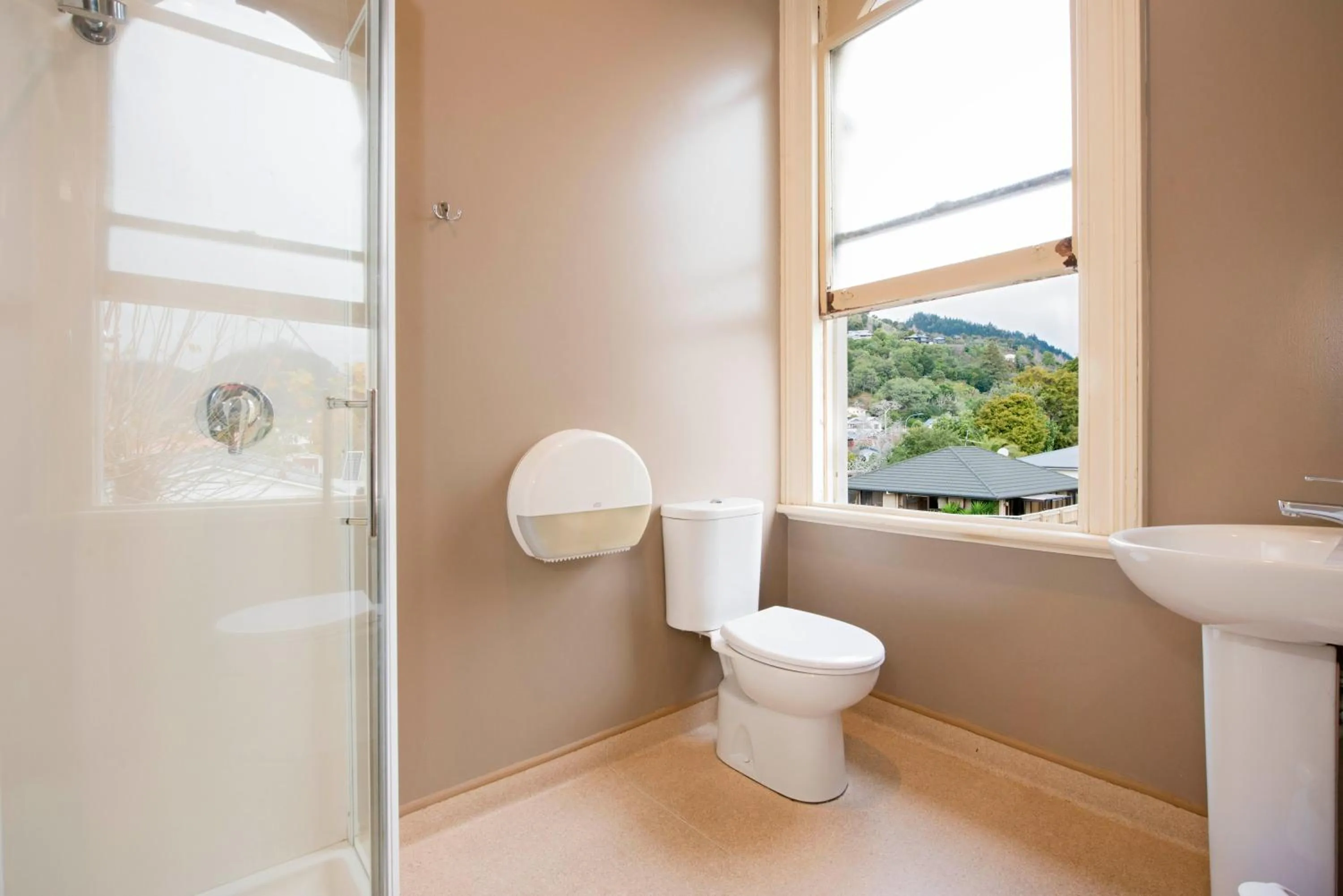 Bathroom in The Prince Albert Backpackers & Bar