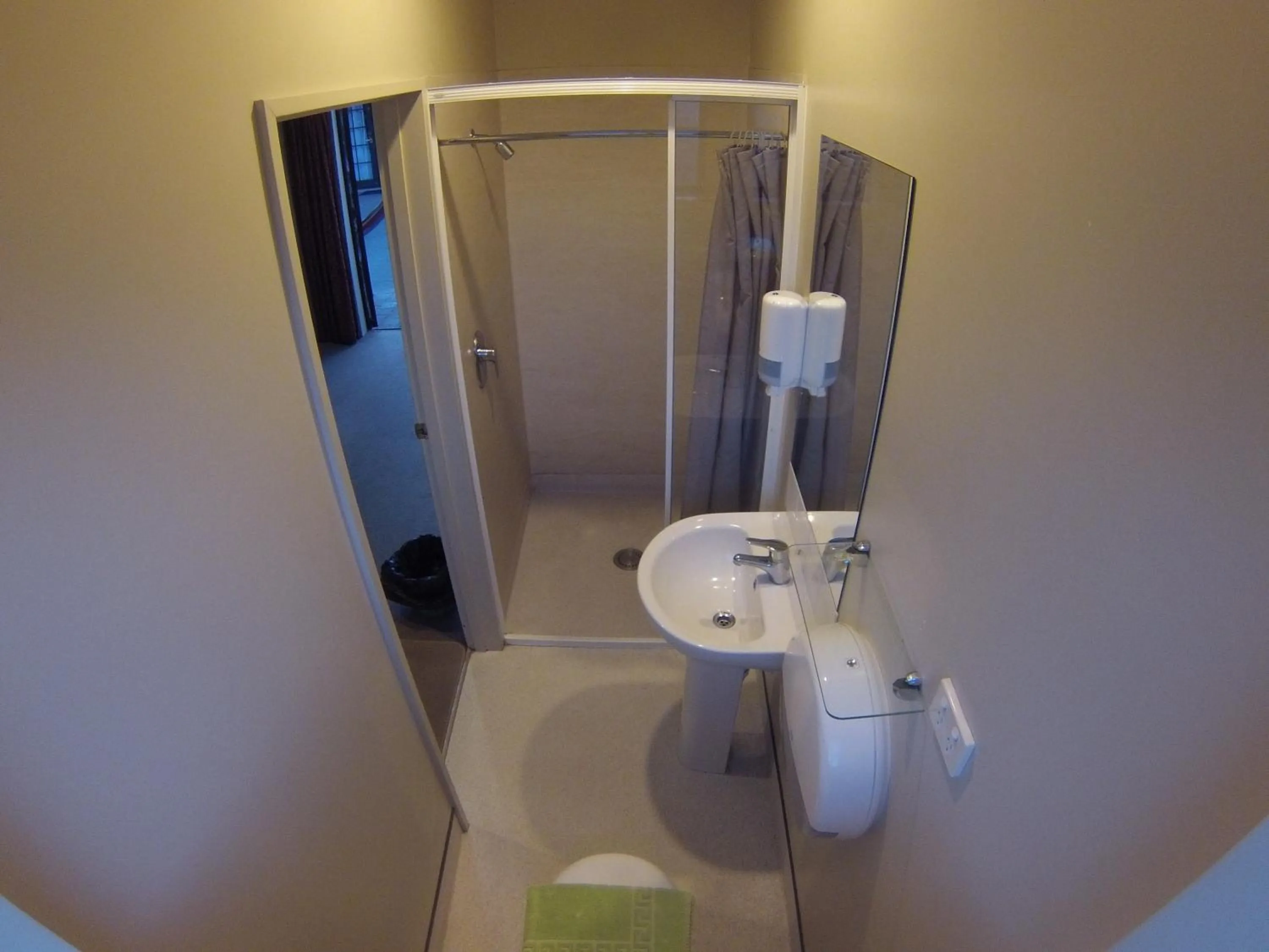 Bathroom in The Prince Albert Backpackers & Bar