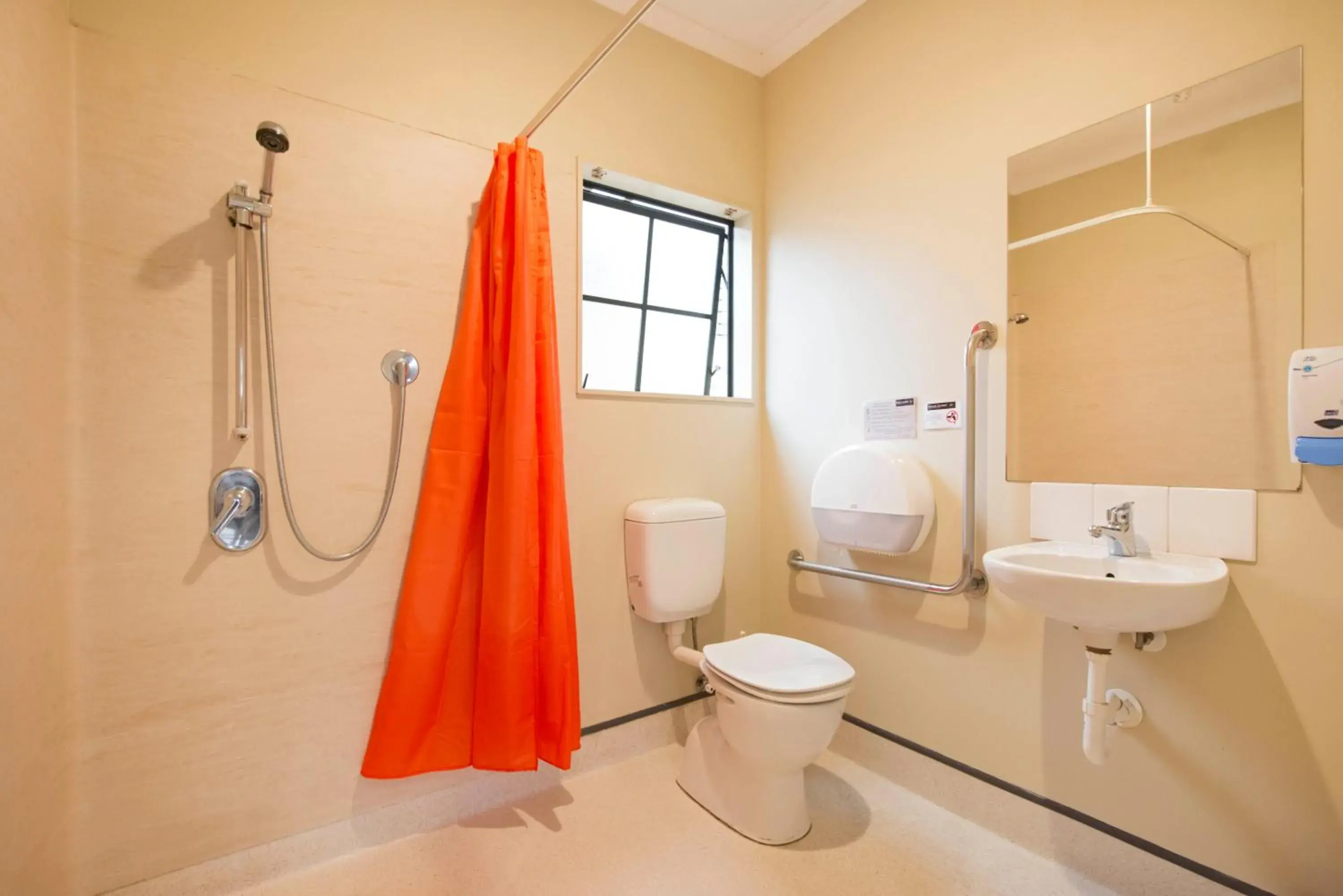 Single Bed in 4-Bed Dormitory Room in The Prince Albert Backpackers & Bar Single Bed in 4-Bed Dormitory Room in The Prince Albert Backpackers & Bar