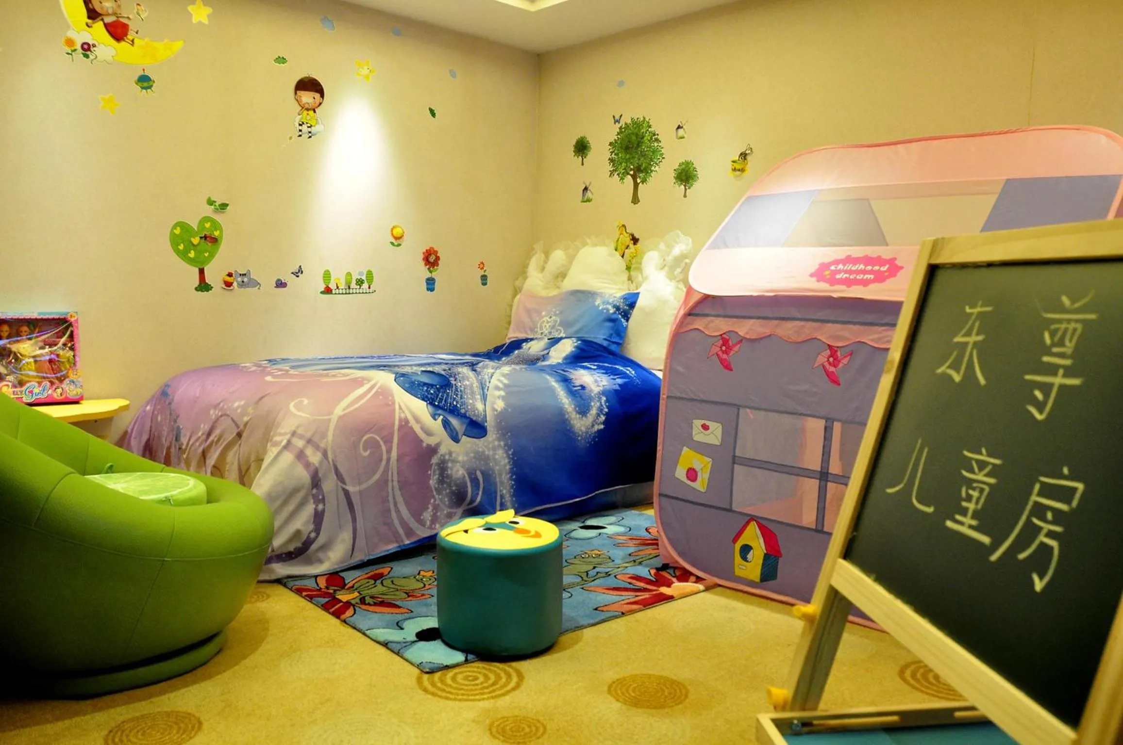 Decorative detail, Bed in Ramada Plaza By Wyndham Taian