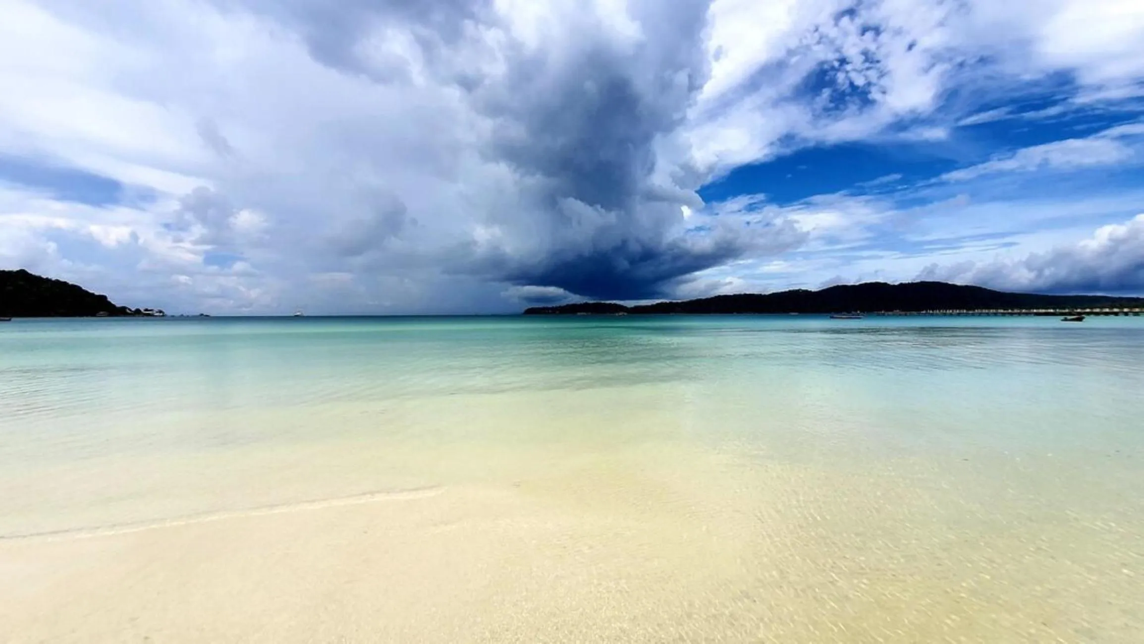 Beach in Saracen Bay Resort