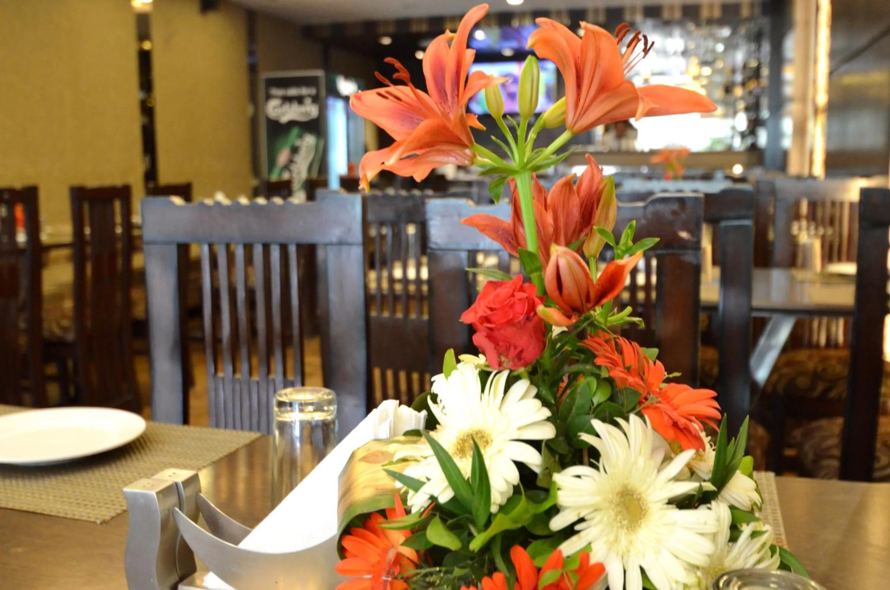 Restaurant/places to eat in Hotel Metro View