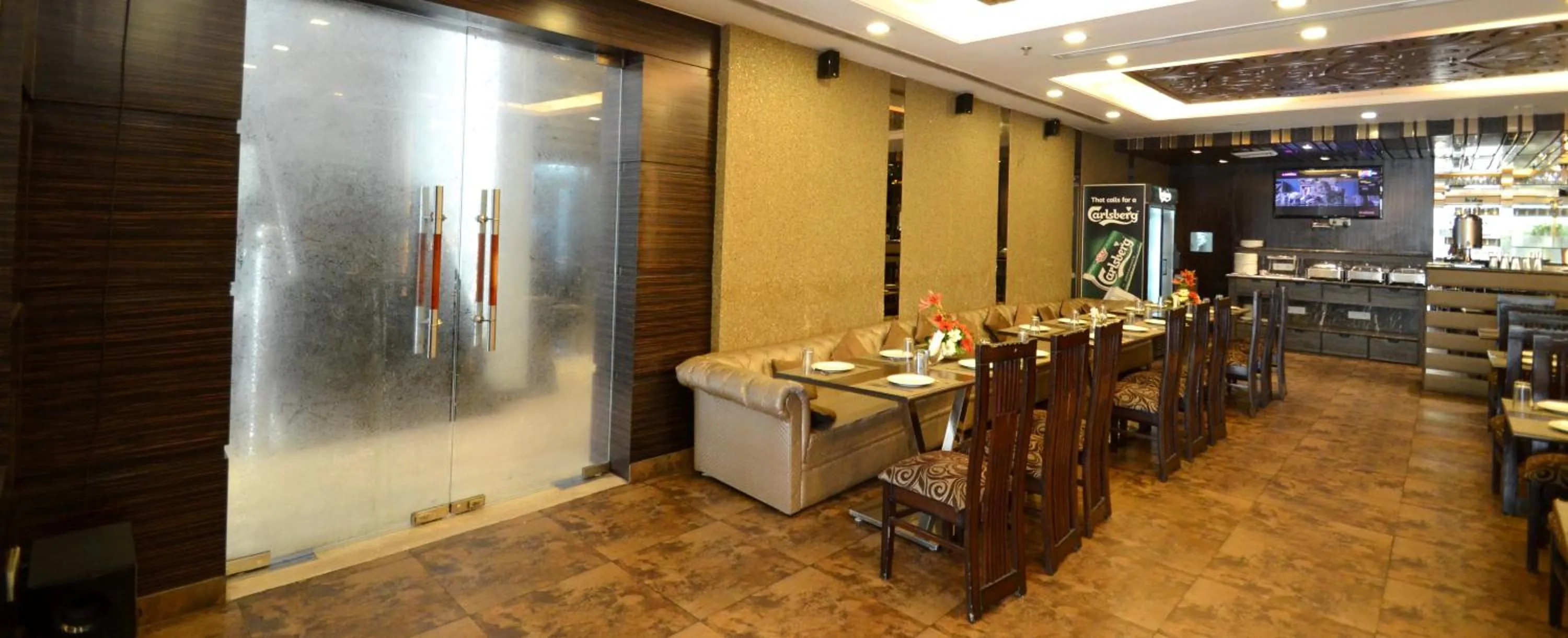 Restaurant/places to eat in Hotel Metro View