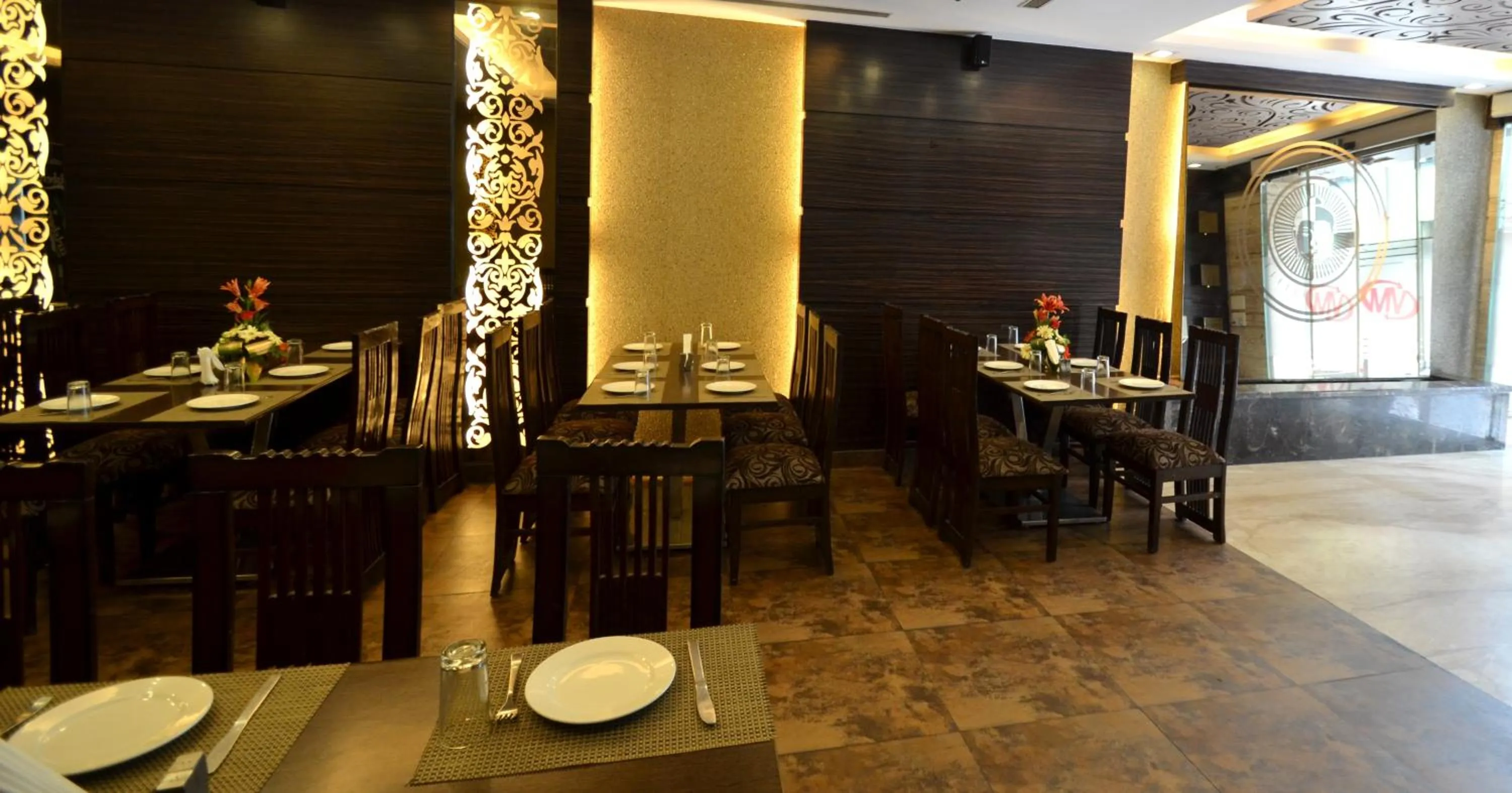 Restaurant/places to eat in Hotel Metro View