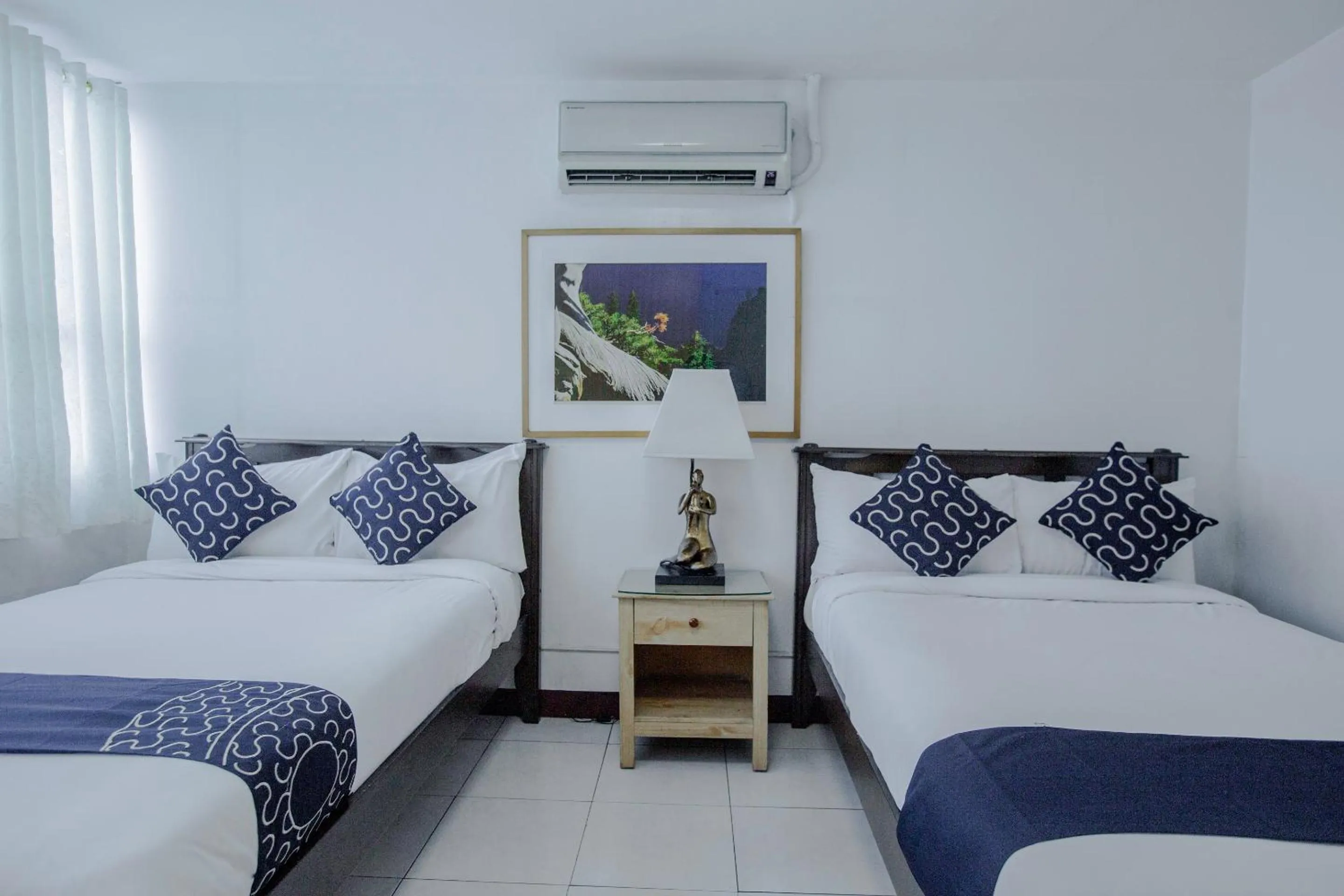 Photo of the whole room, Bed in Newgrange Condotel