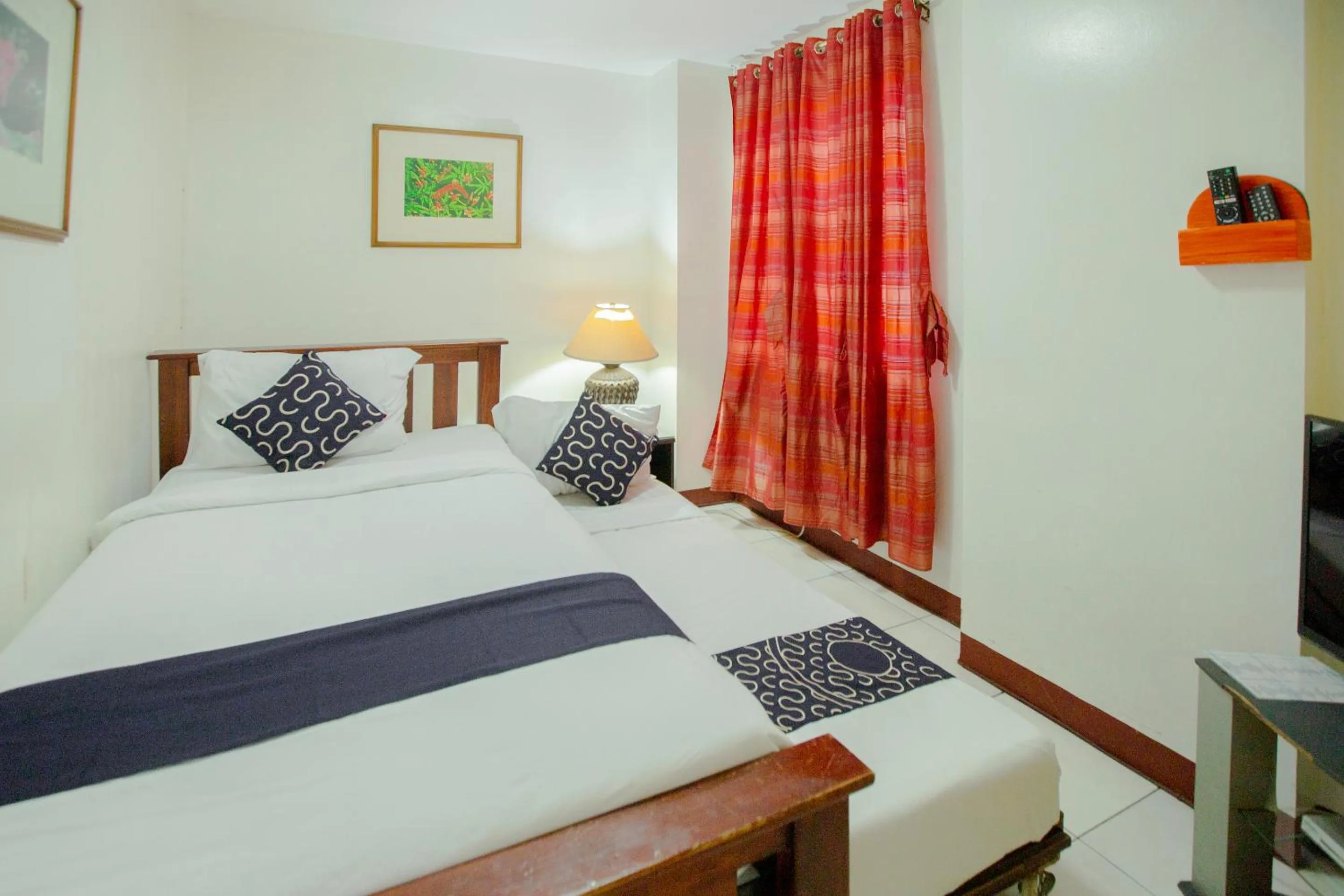 Photo of the whole room, Bed in Newgrange Condotel