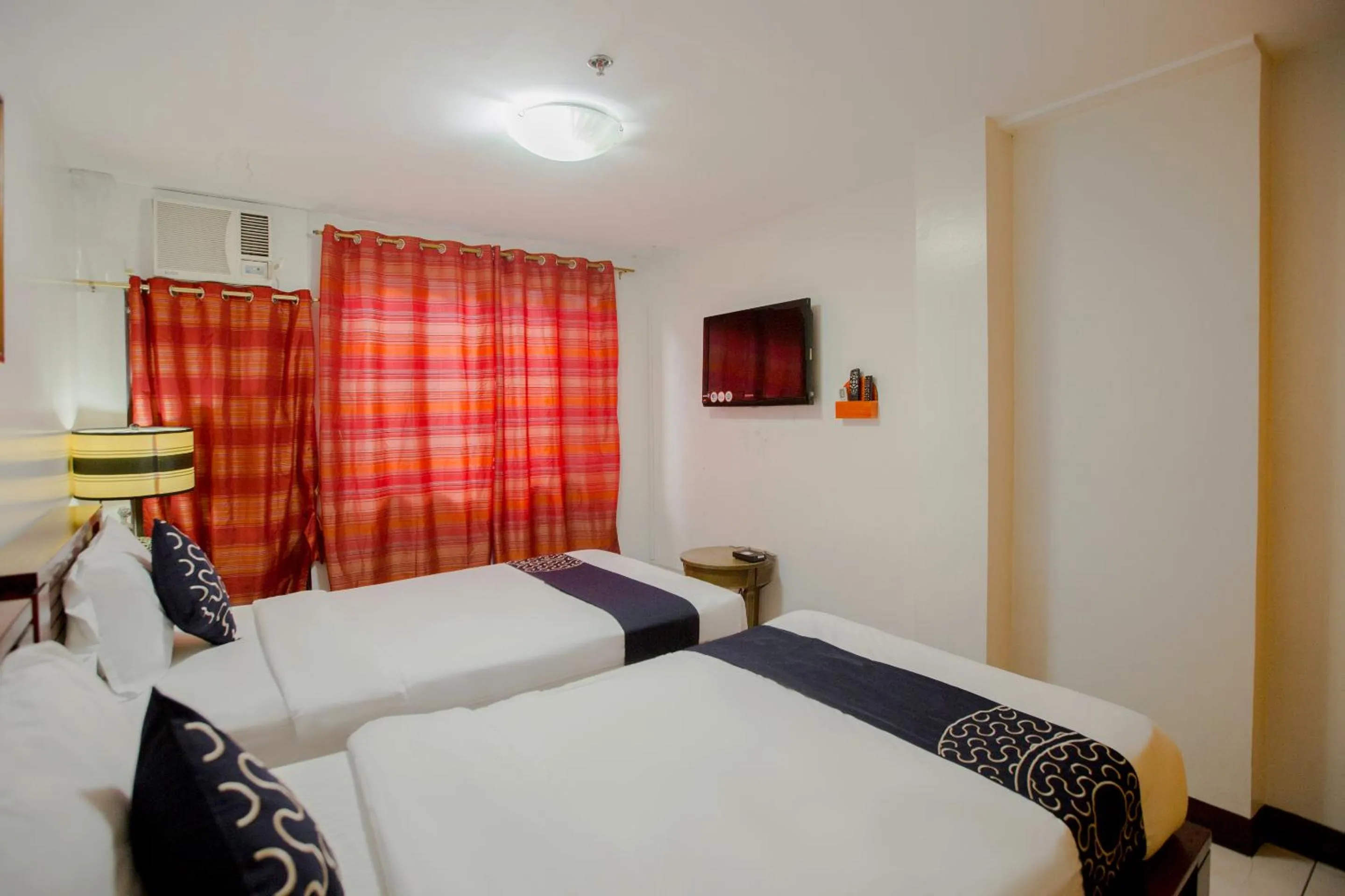 Photo of the whole room, Bed in Newgrange Condotel