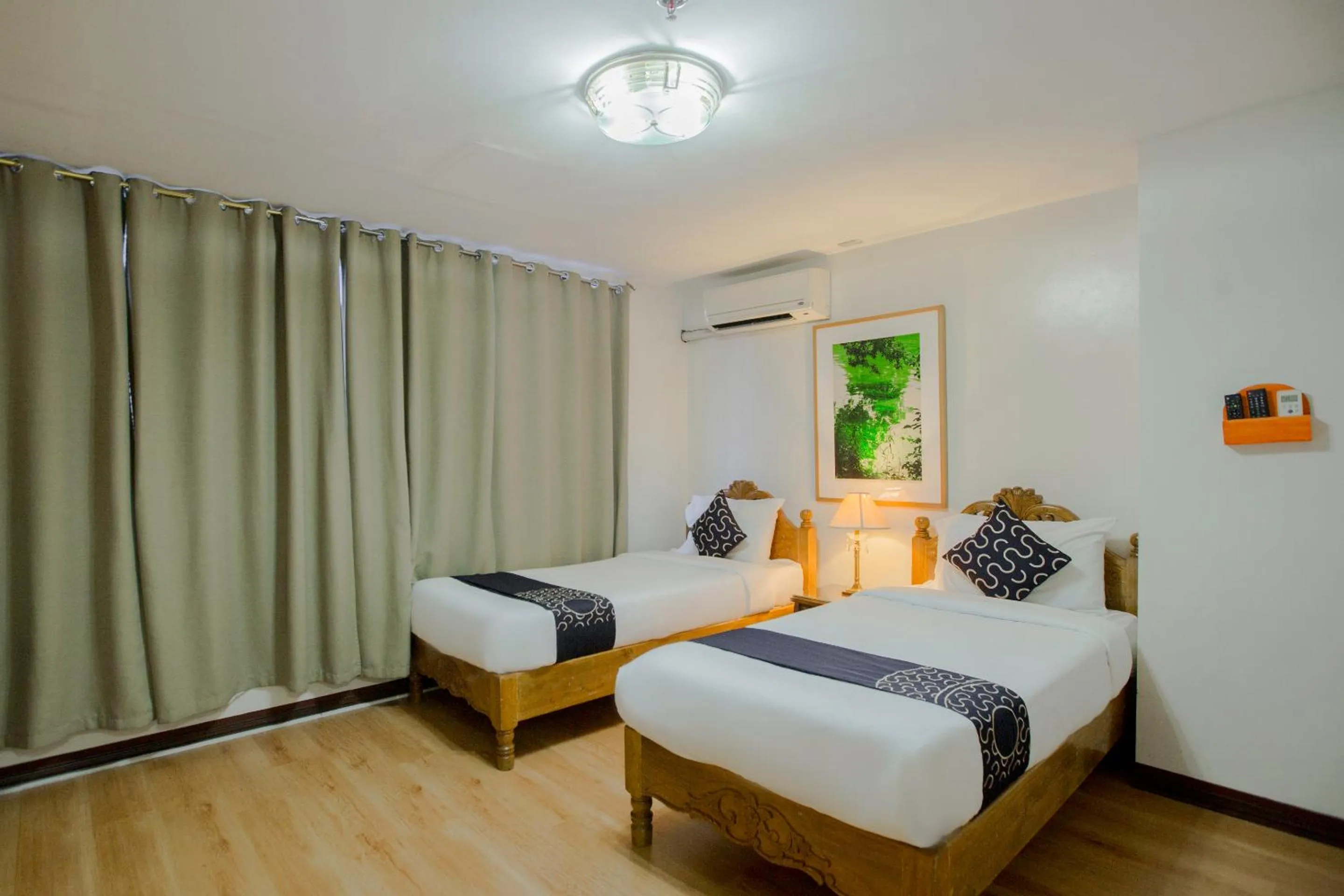 Photo of the whole room, Bed in Newgrange Condotel