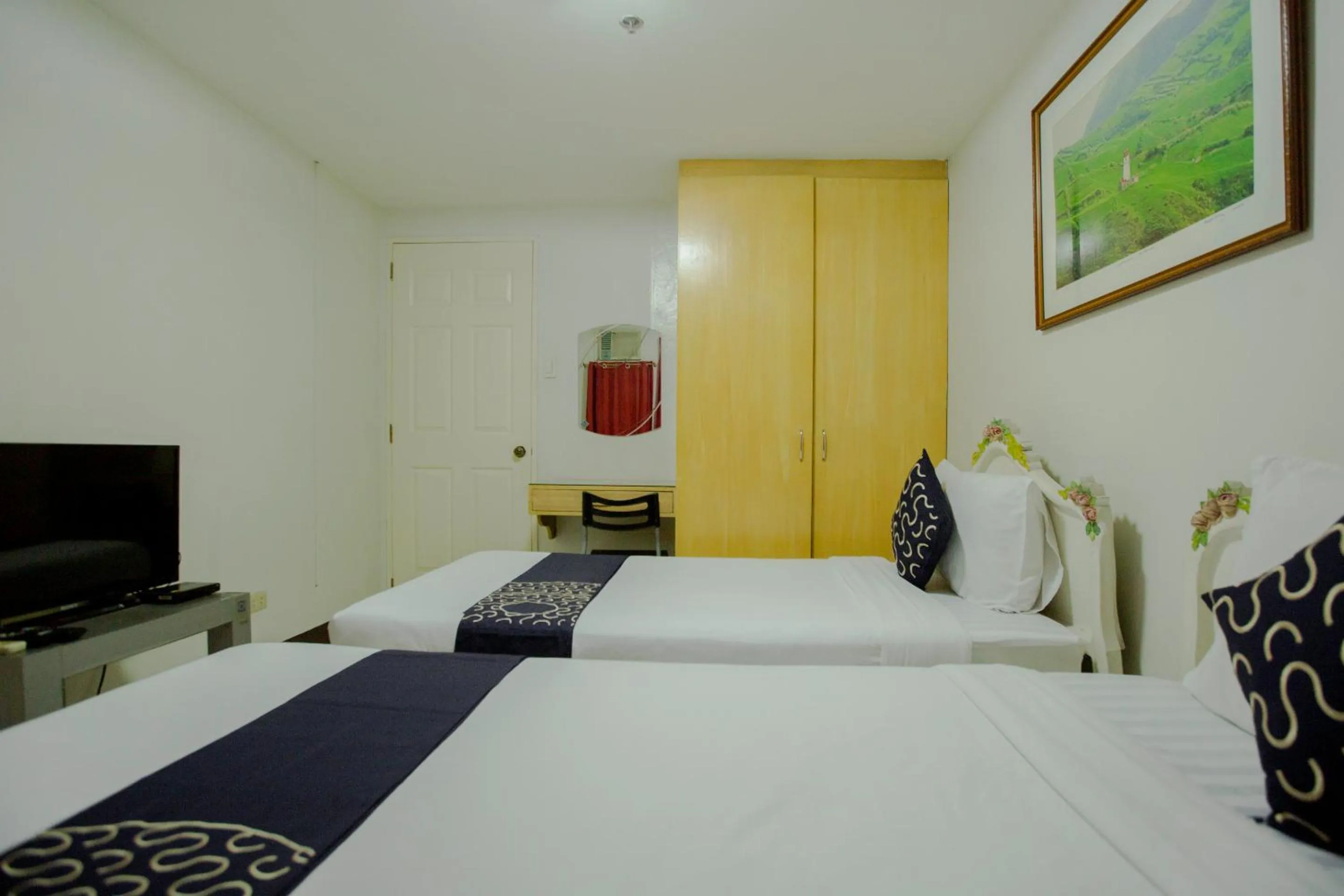Photo of the whole room, Bed in Newgrange Condotel