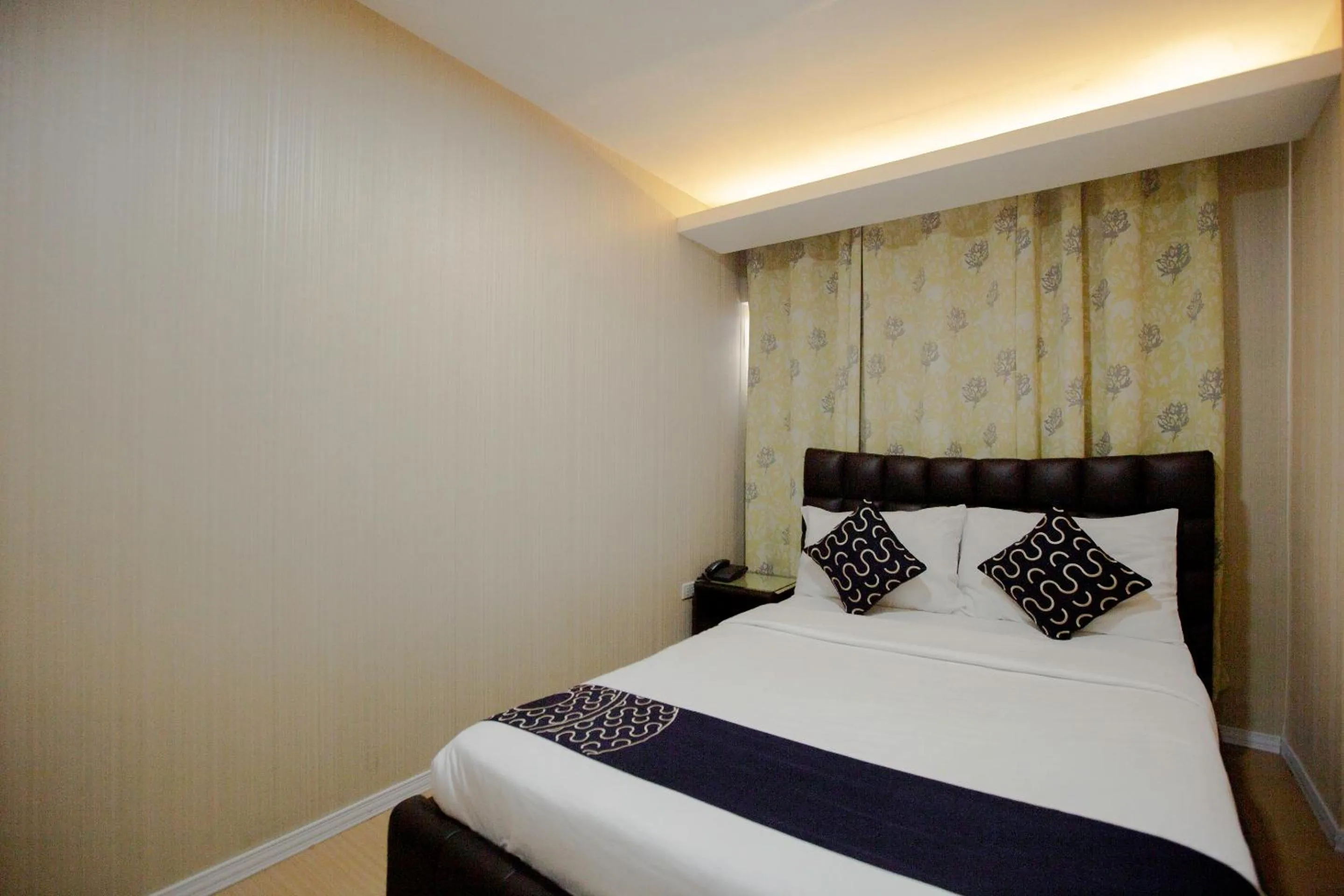 Photo of the whole room, Bed in Newgrange Condotel