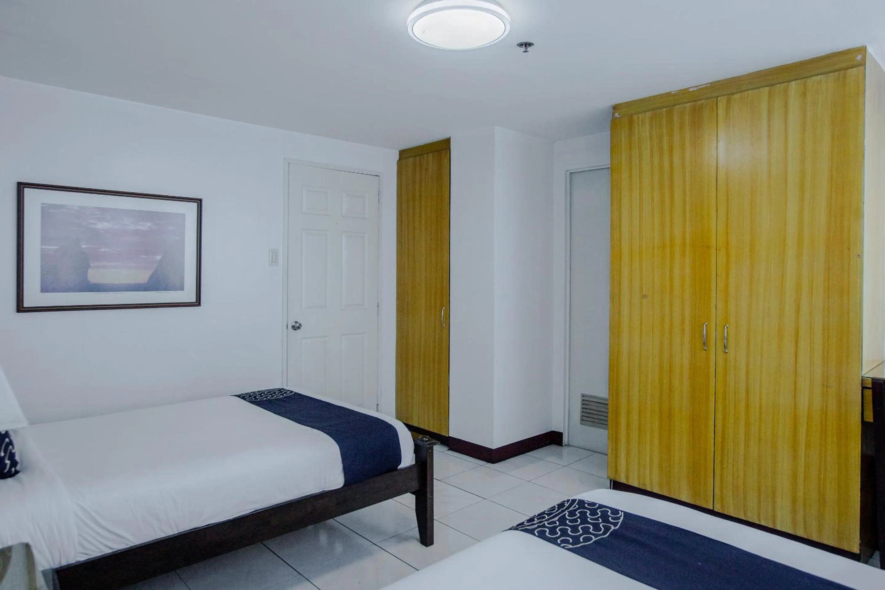 Photo of the whole room, Bed in Newgrange Condotel