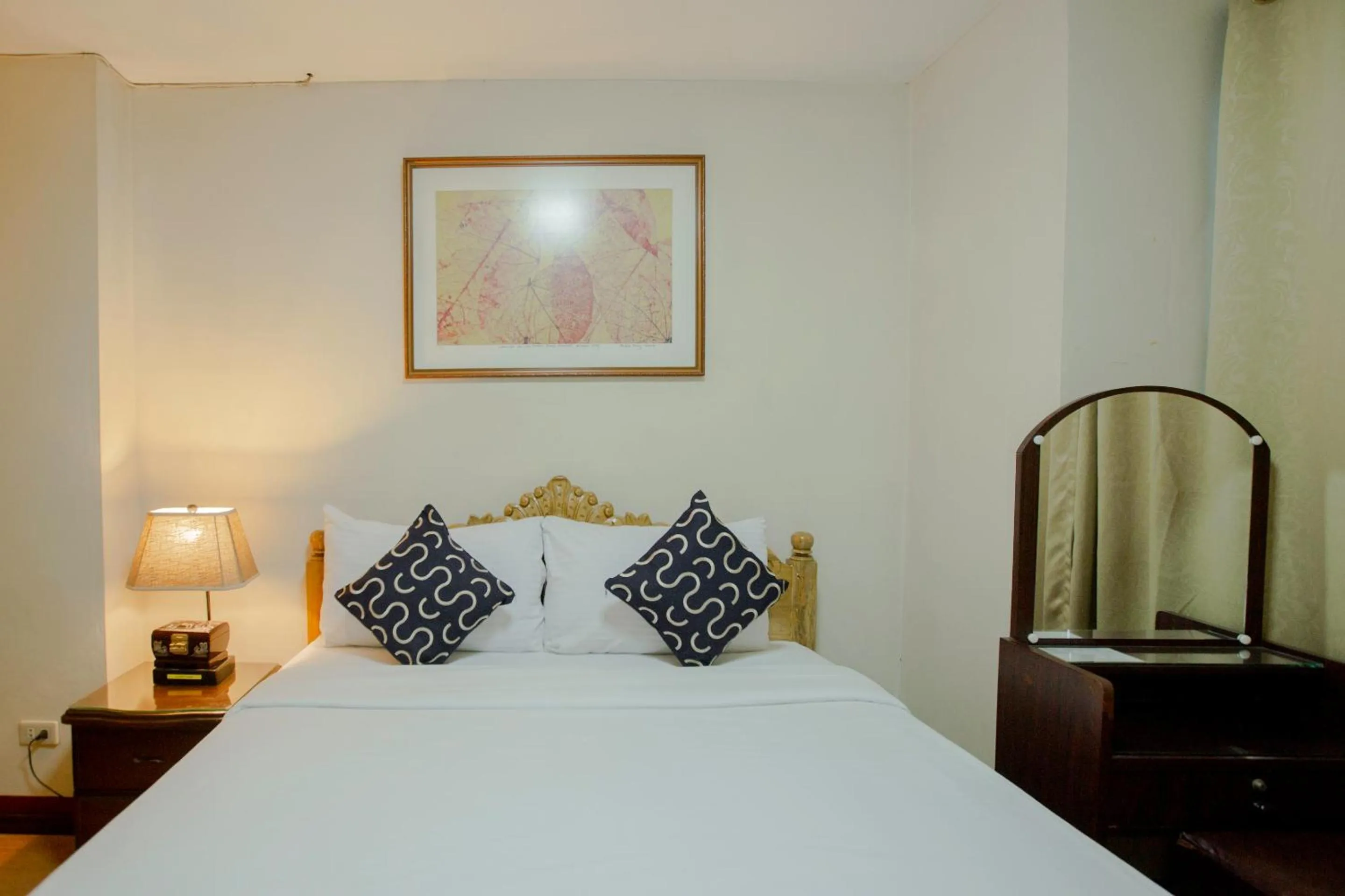 Photo of the whole room, Bed in Newgrange Condotel