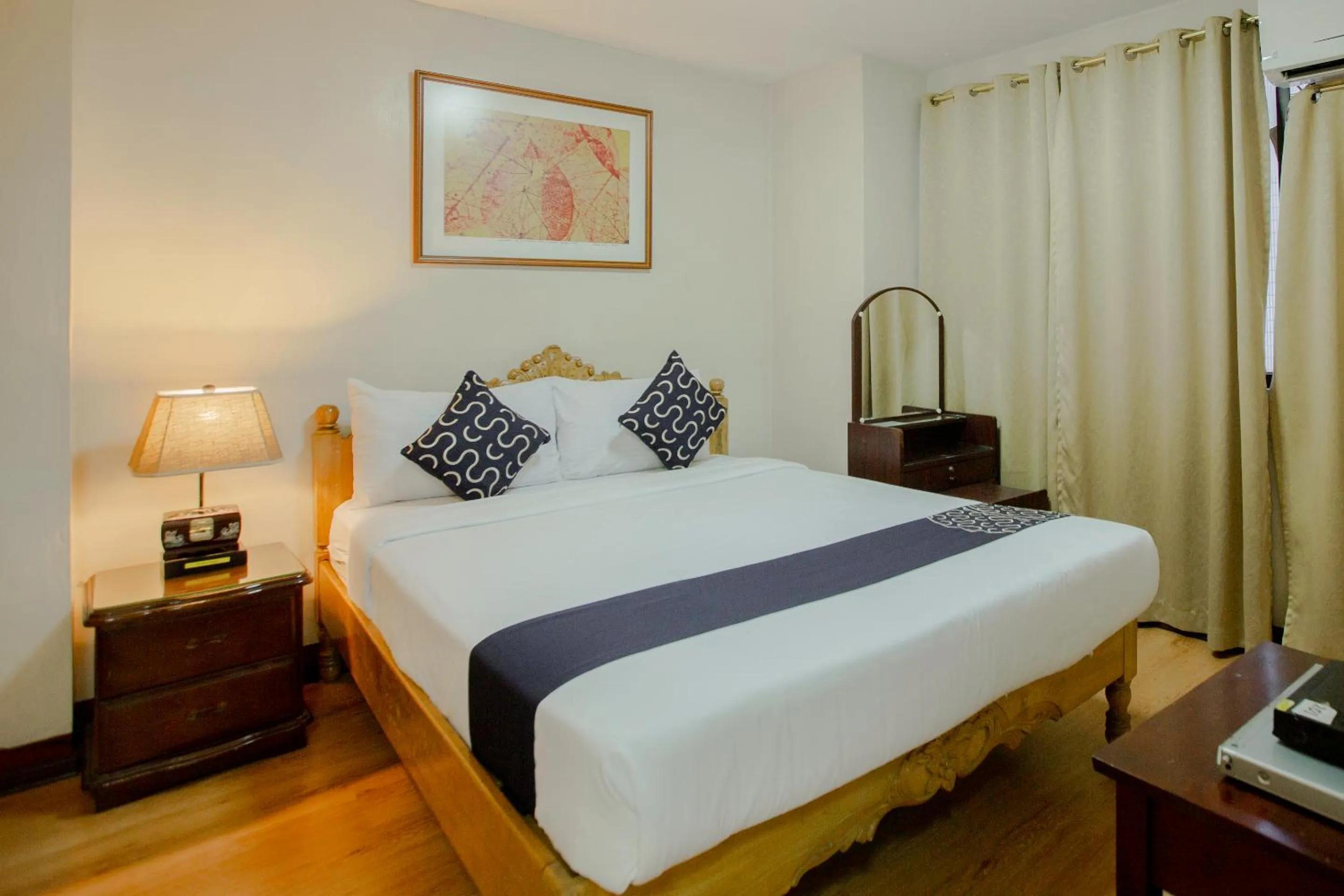 Photo of the whole room, Bed in Newgrange Condotel