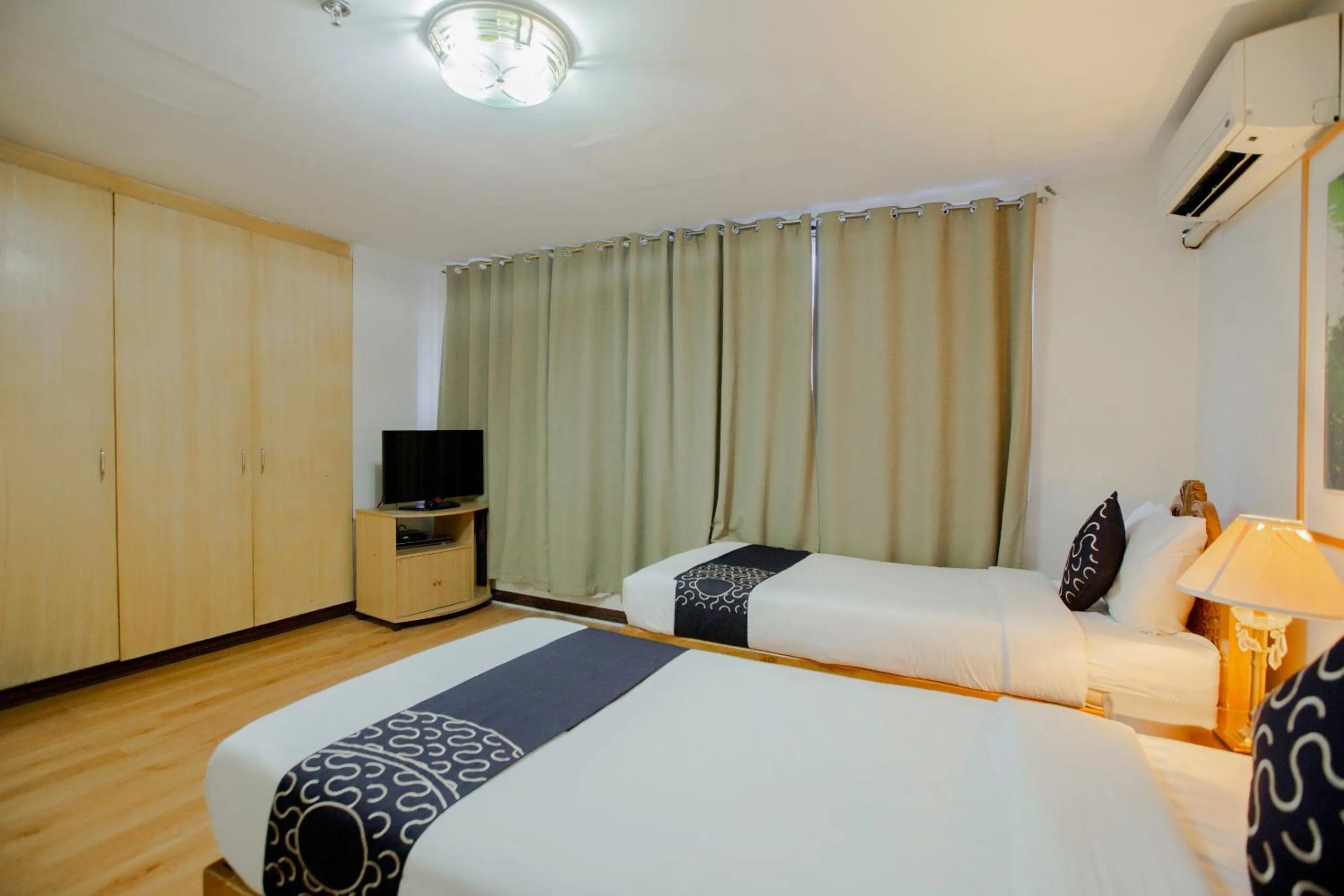 Photo of the whole room, Bed in Newgrange Condotel