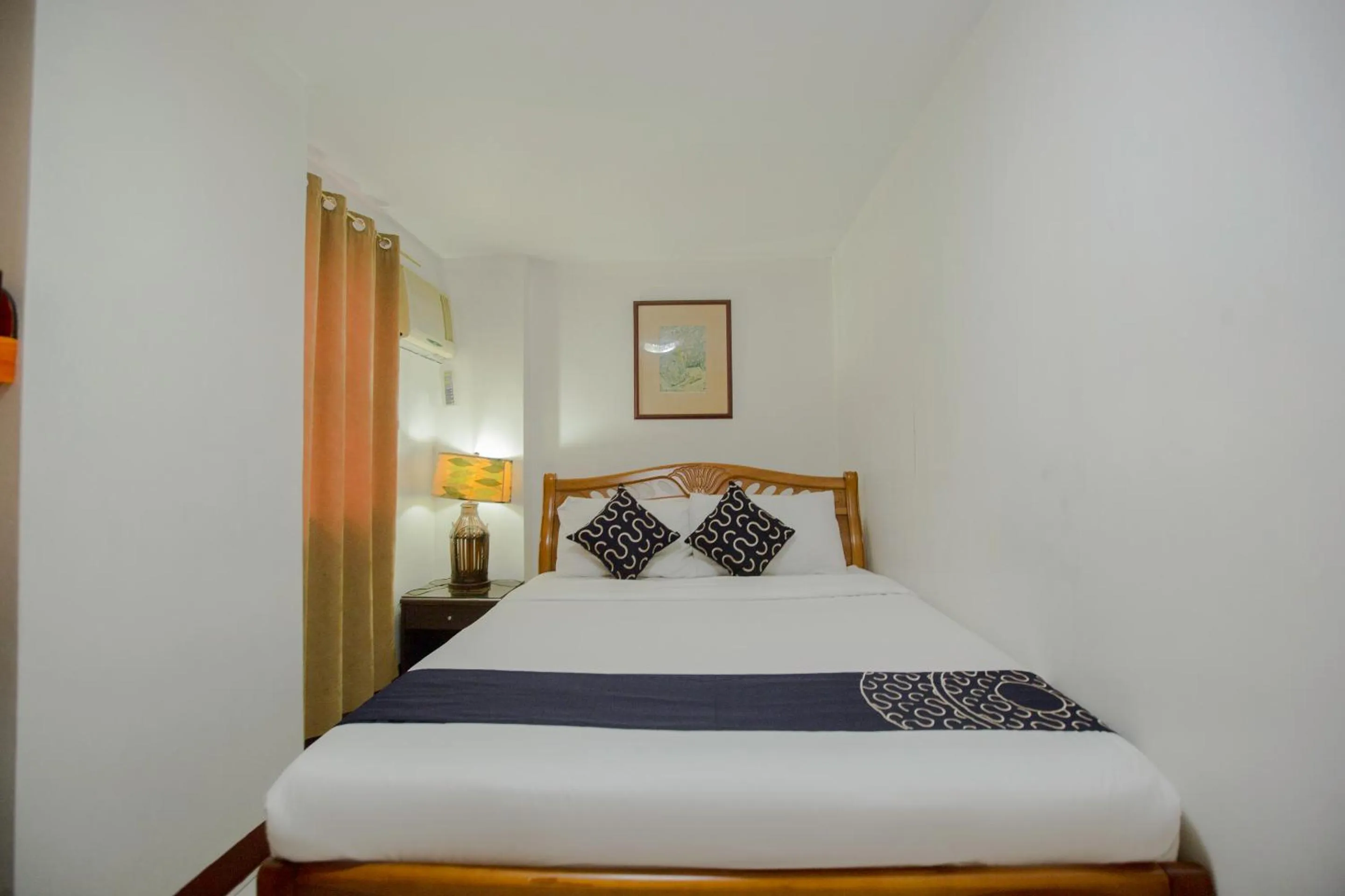 Photo of the whole room, Bed in Newgrange Condotel