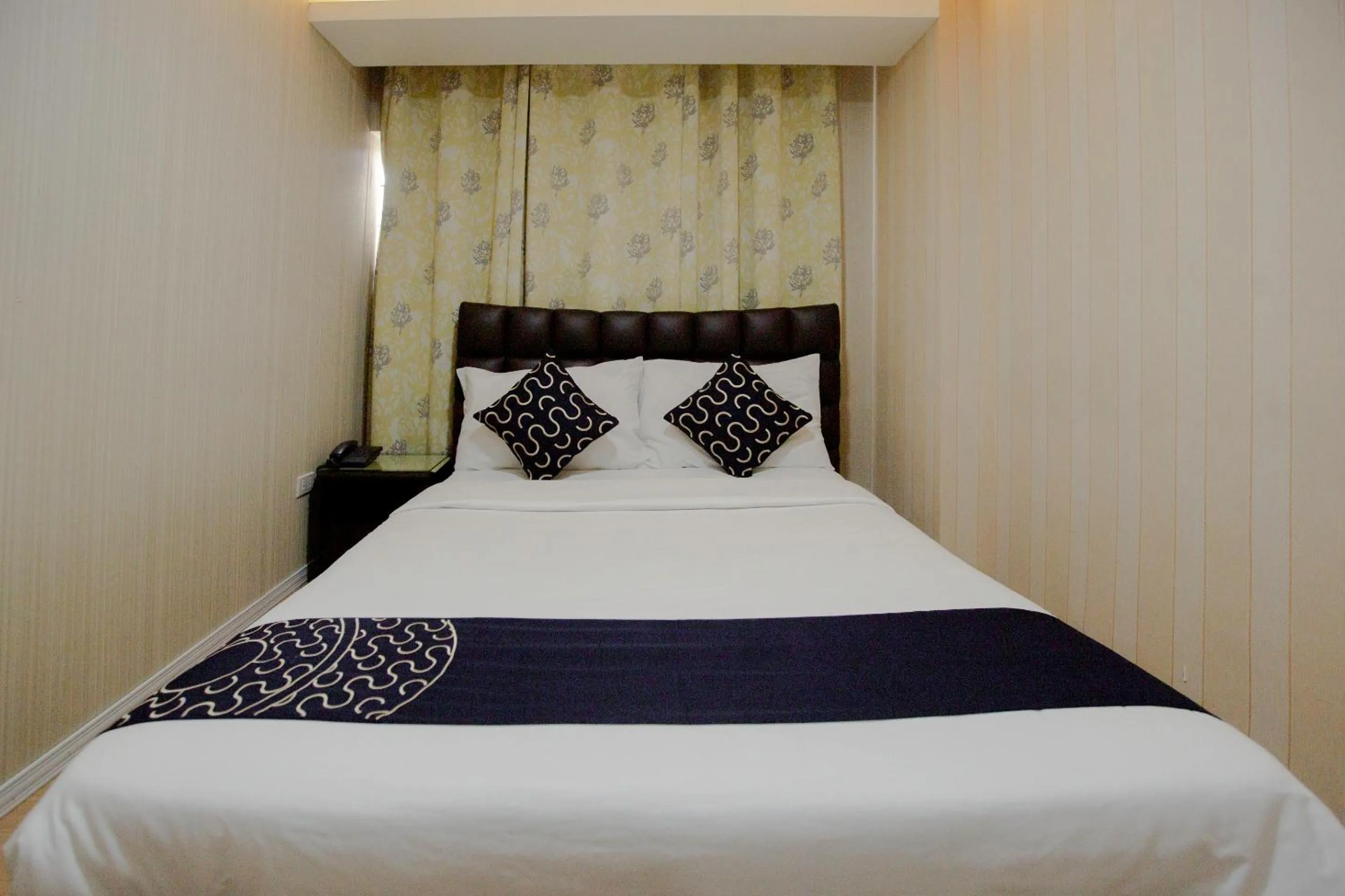 Photo of the whole room, Bed in Newgrange Condotel