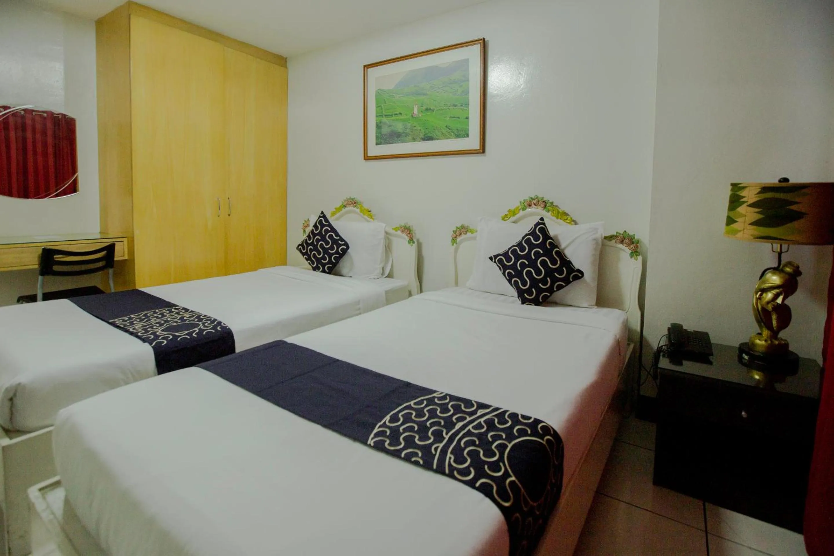 Photo of the whole room, Bed in Newgrange Condotel