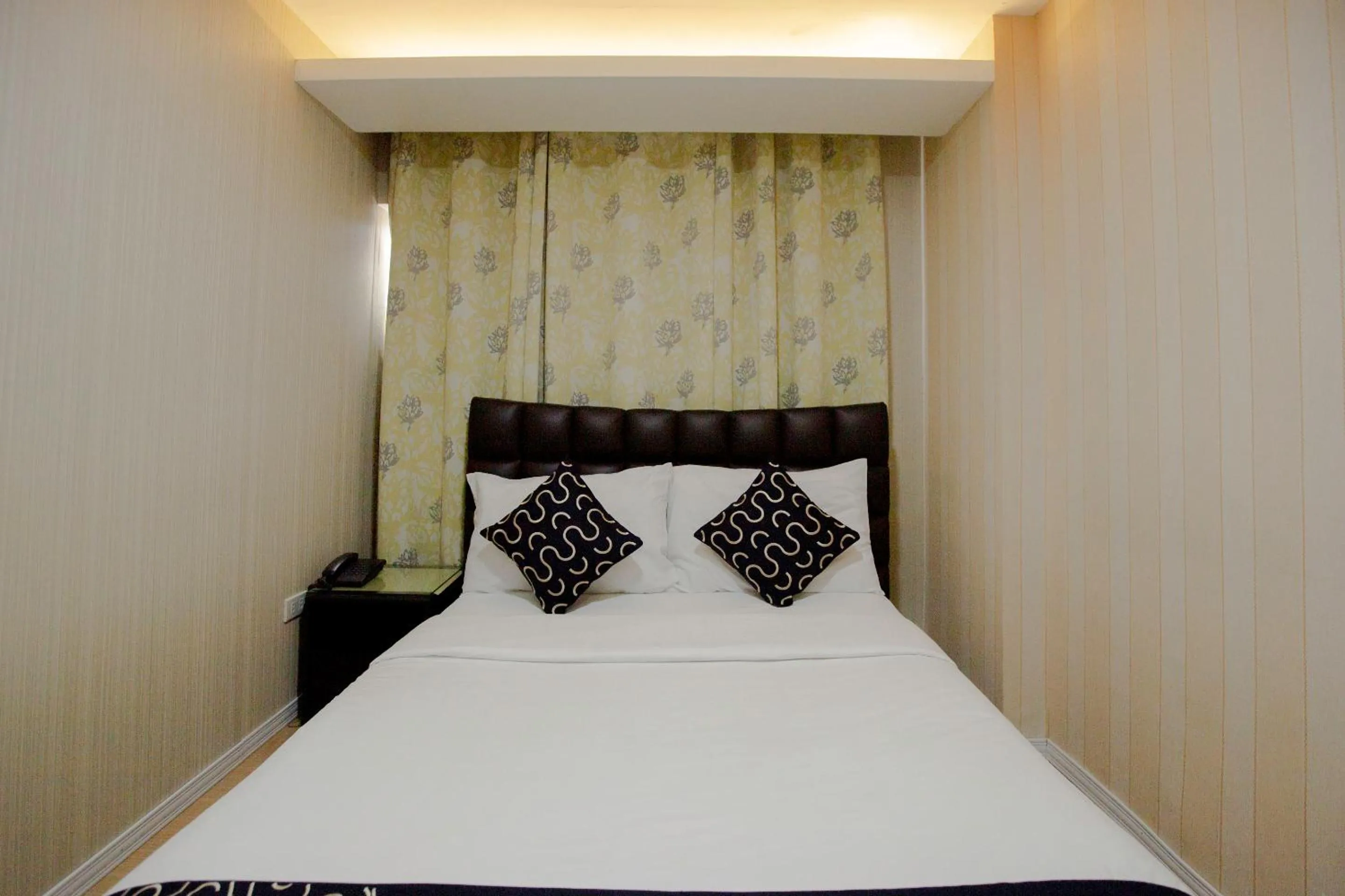 Bedroom, Bed in Newgrange Condotel