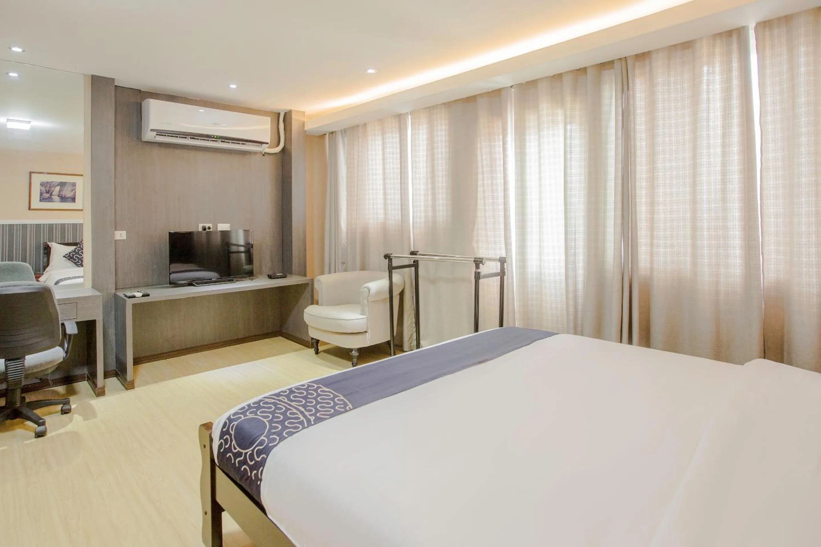 Photo of the whole room, Bed in Newgrange Condotel