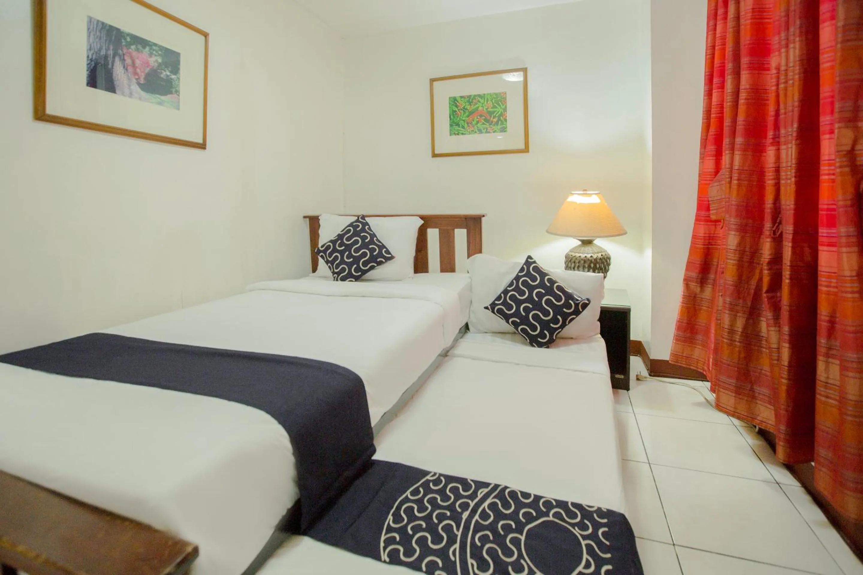 Photo of the whole room, Bed in Newgrange Condotel