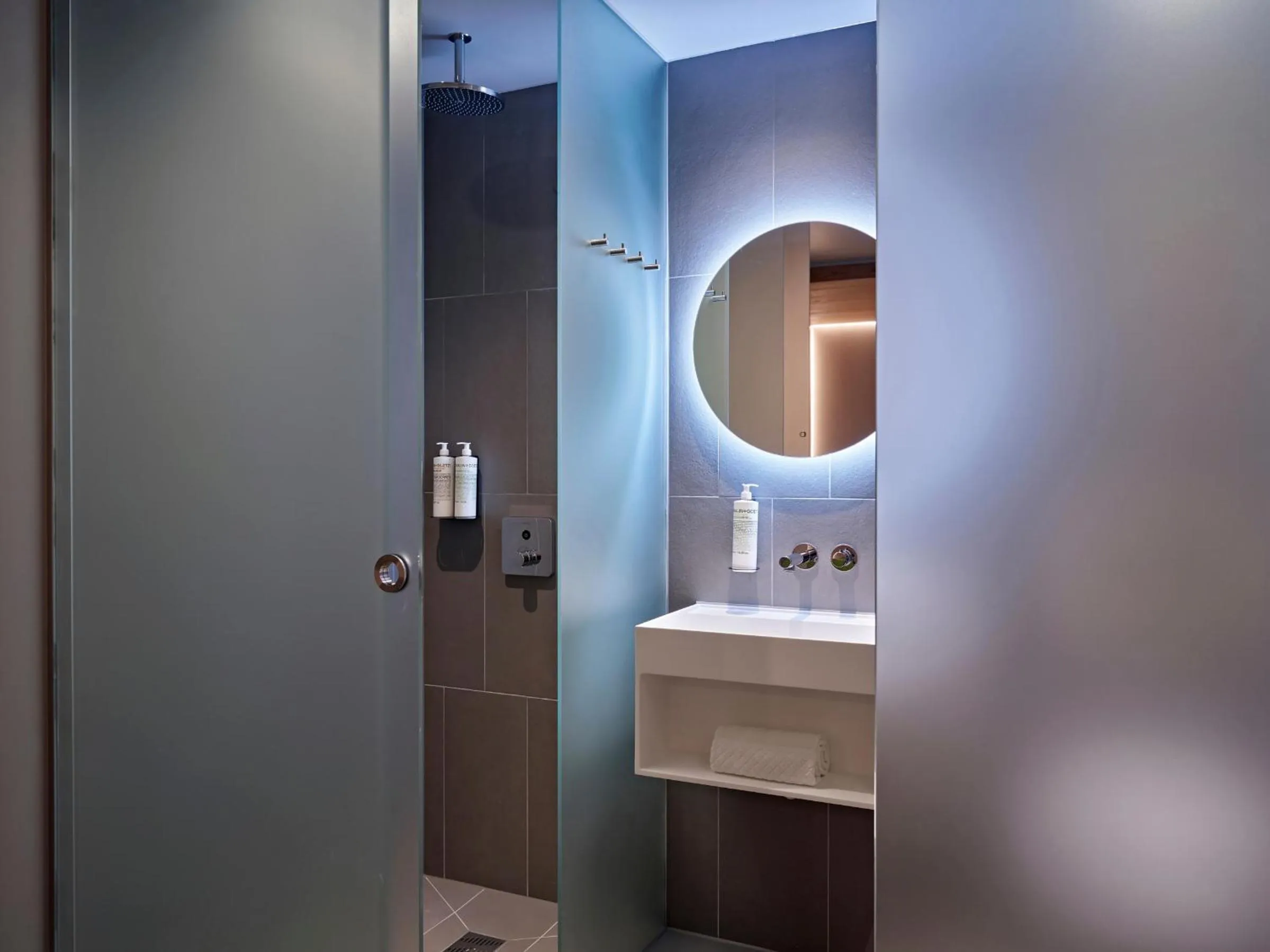 Bathroom in Zedwell Hotel Piccadilly Circus