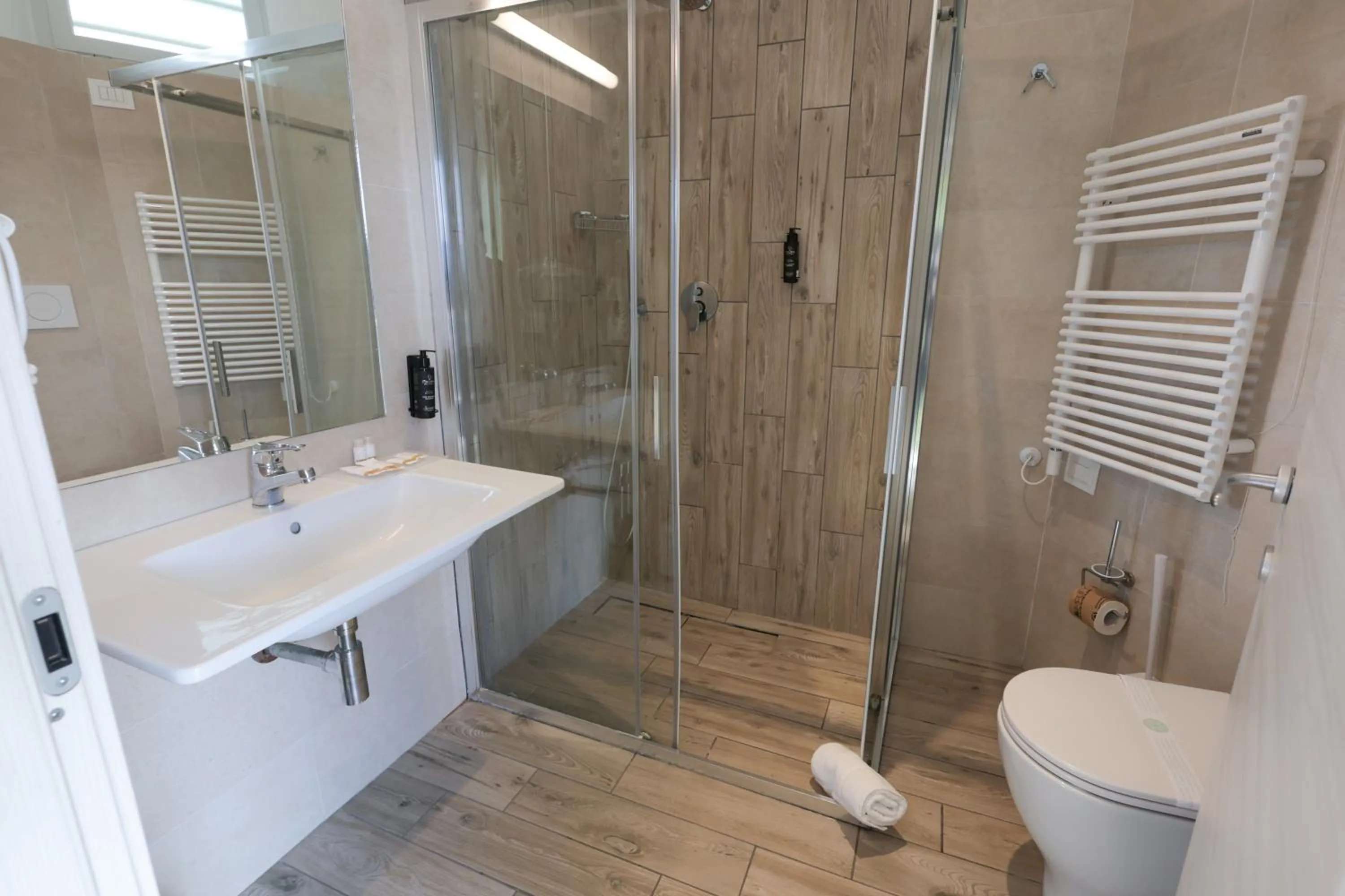 Shower in Vesuvio Inn Bed & Wine Experience