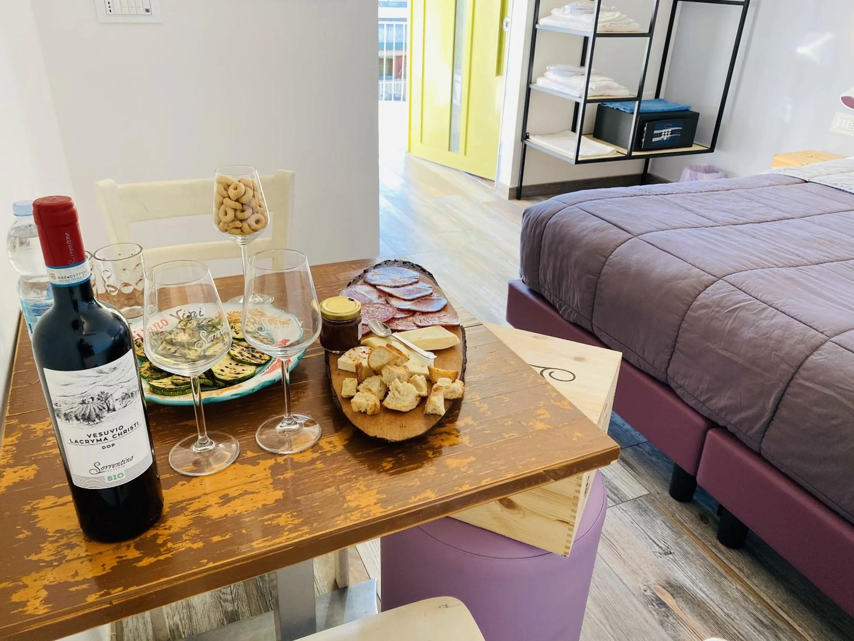 Bed in Vesuvio Inn Bed & Wine Experience