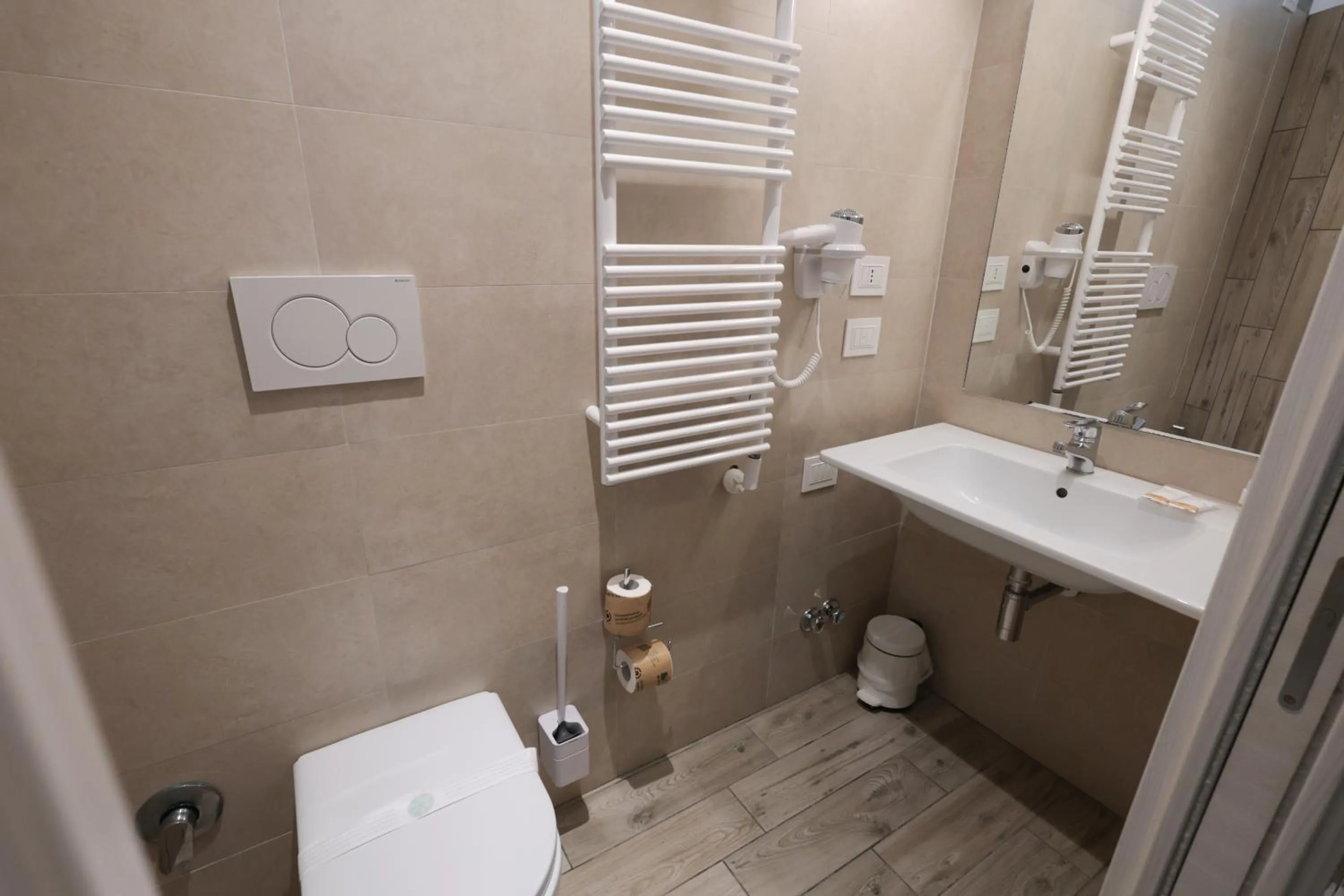 Toilet in Vesuvio Inn Bed & Wine Experience