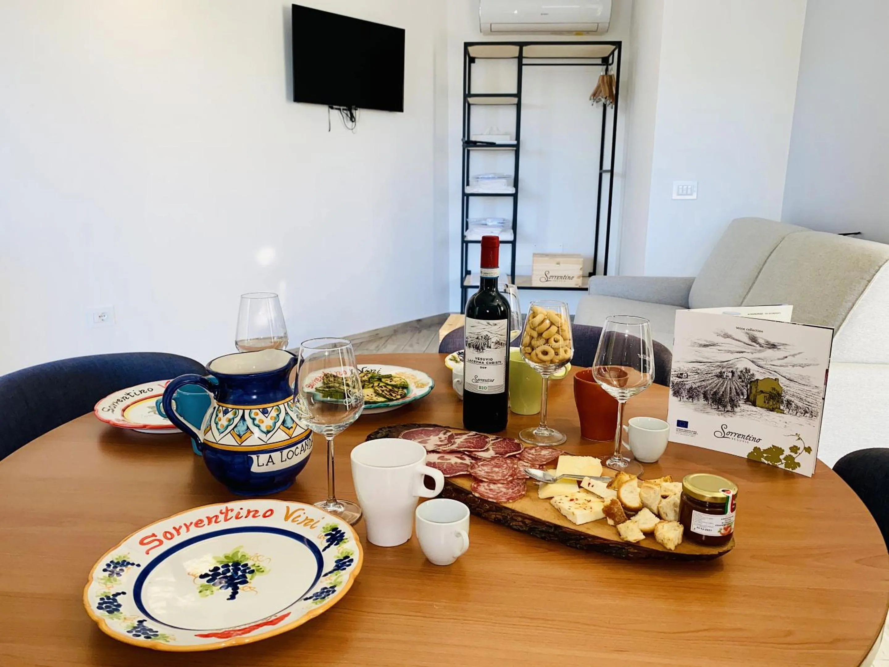 TV and multimedia in Vesuvio Inn Bed & Wine Experience