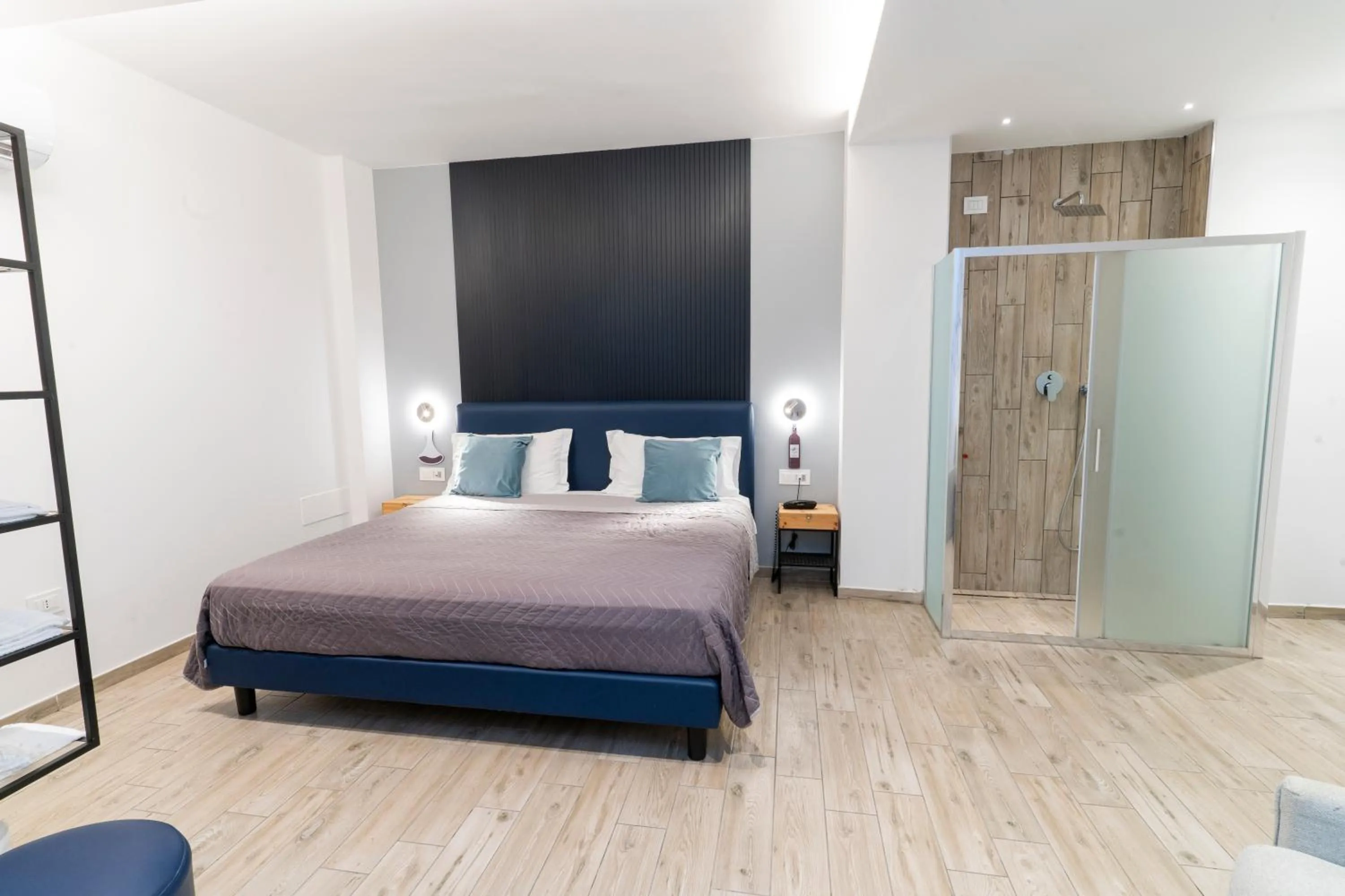 Shower, Bed in Vesuvio Inn Bed & Wine Experience