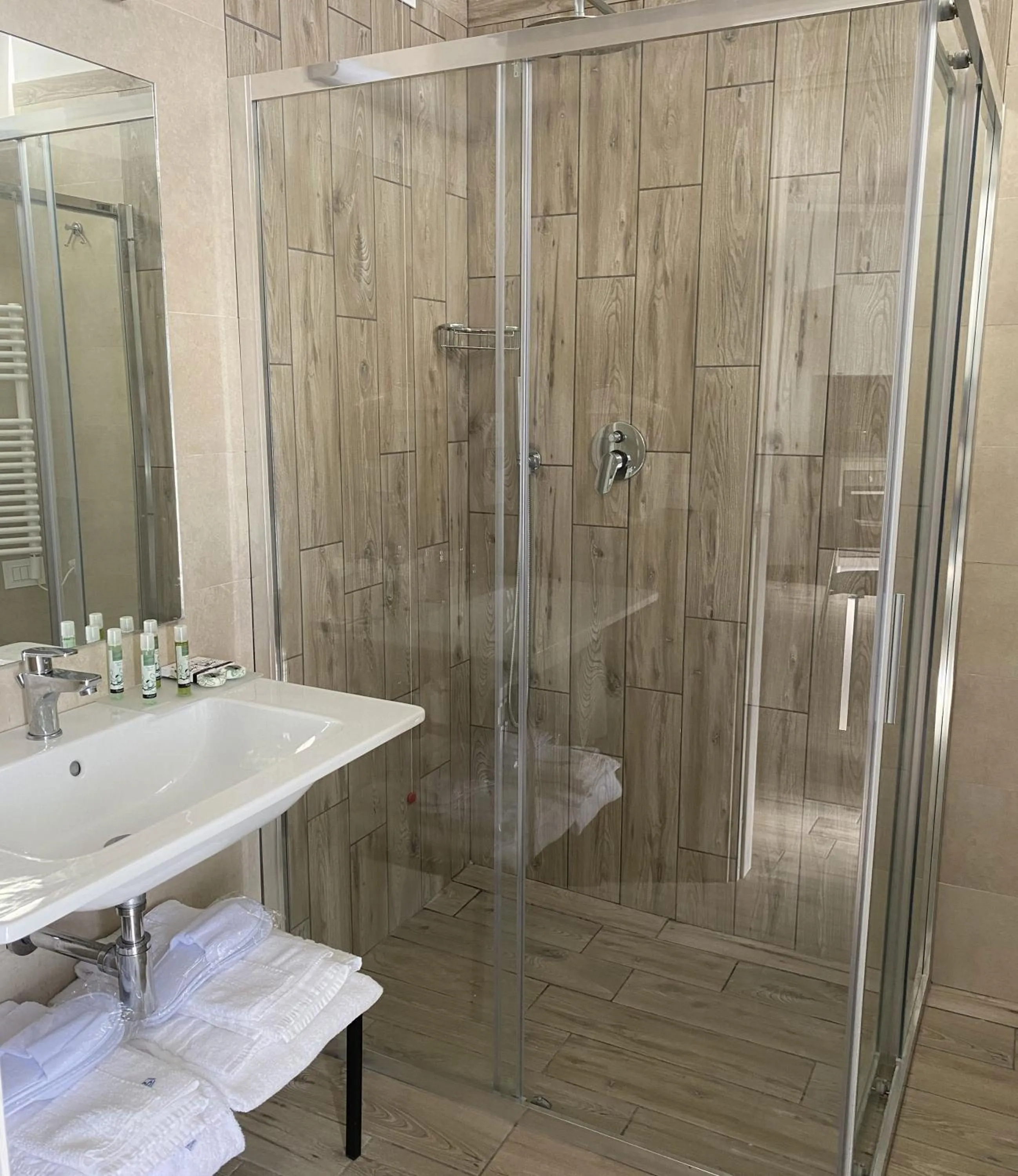 Shower in Vesuvio Inn Bed & Wine Experience