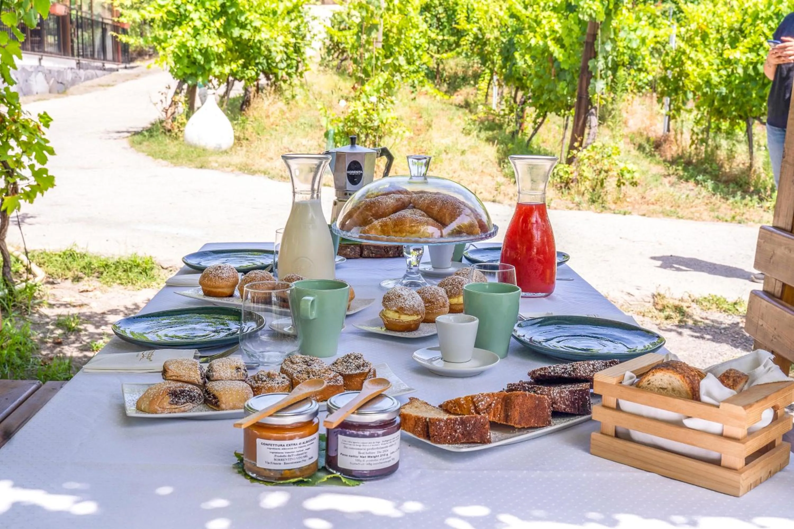 Restaurant/places to eat in Vesuvio Inn Bed & Wine Experience