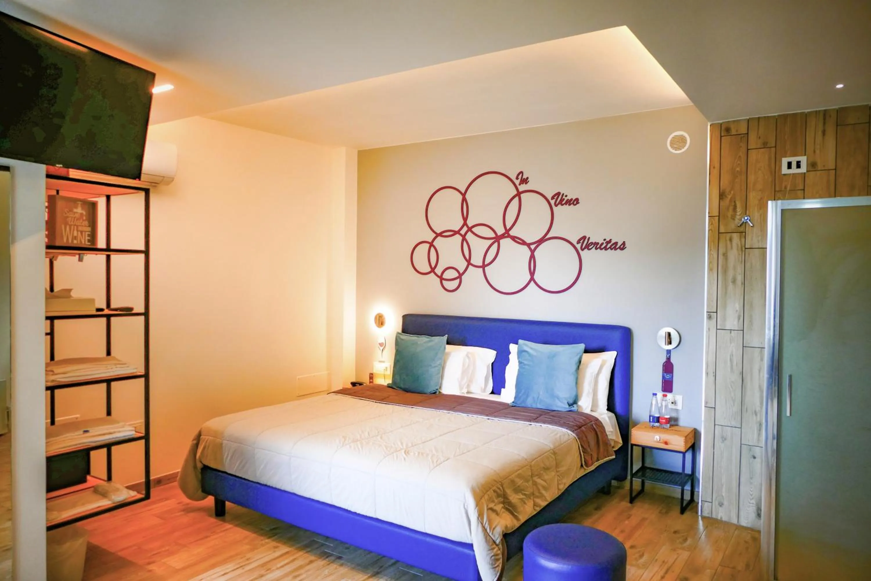 Shower, Bed in Vesuvio Inn Bed & Wine Experience