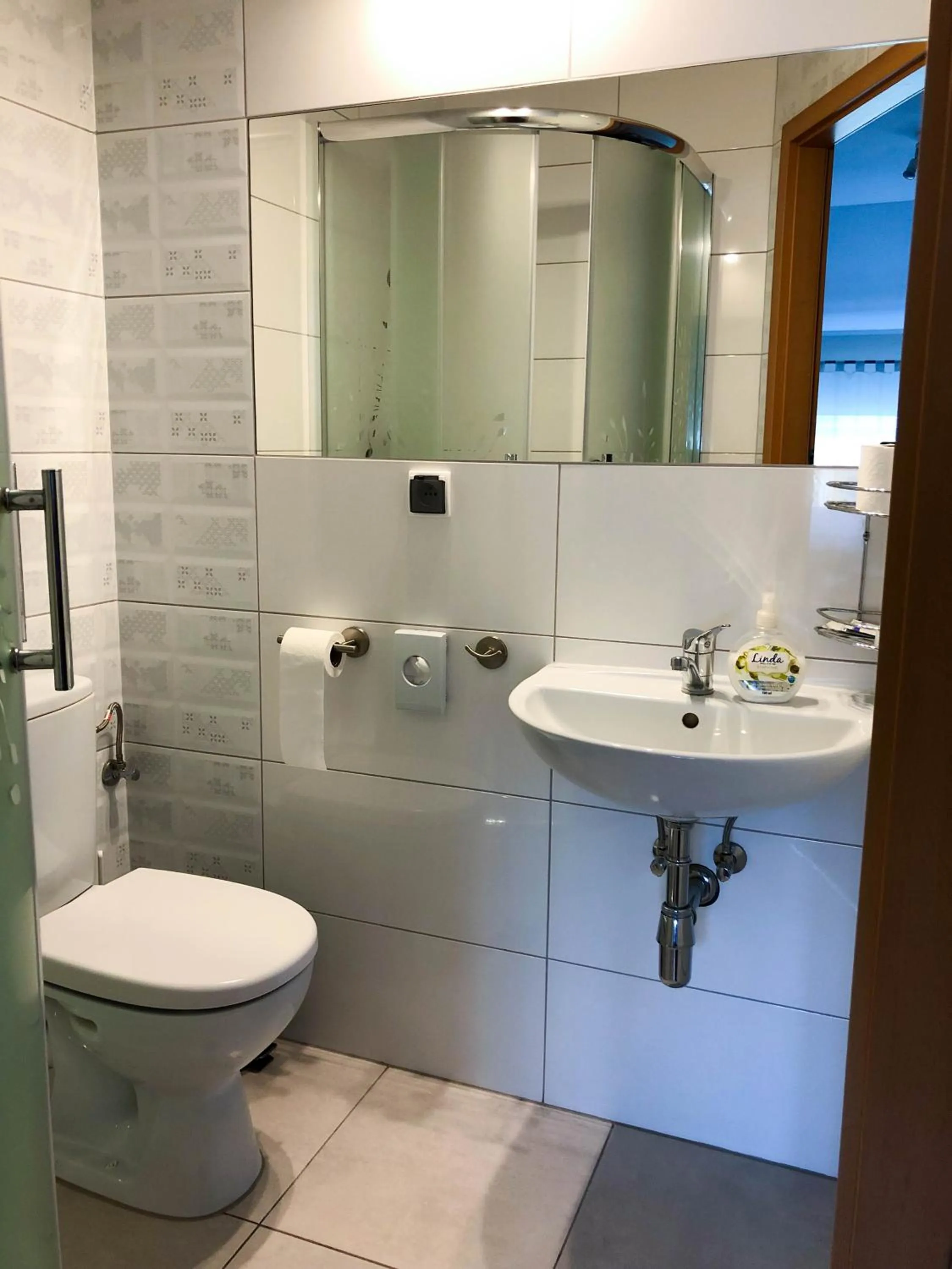 Shower in Motel Orion