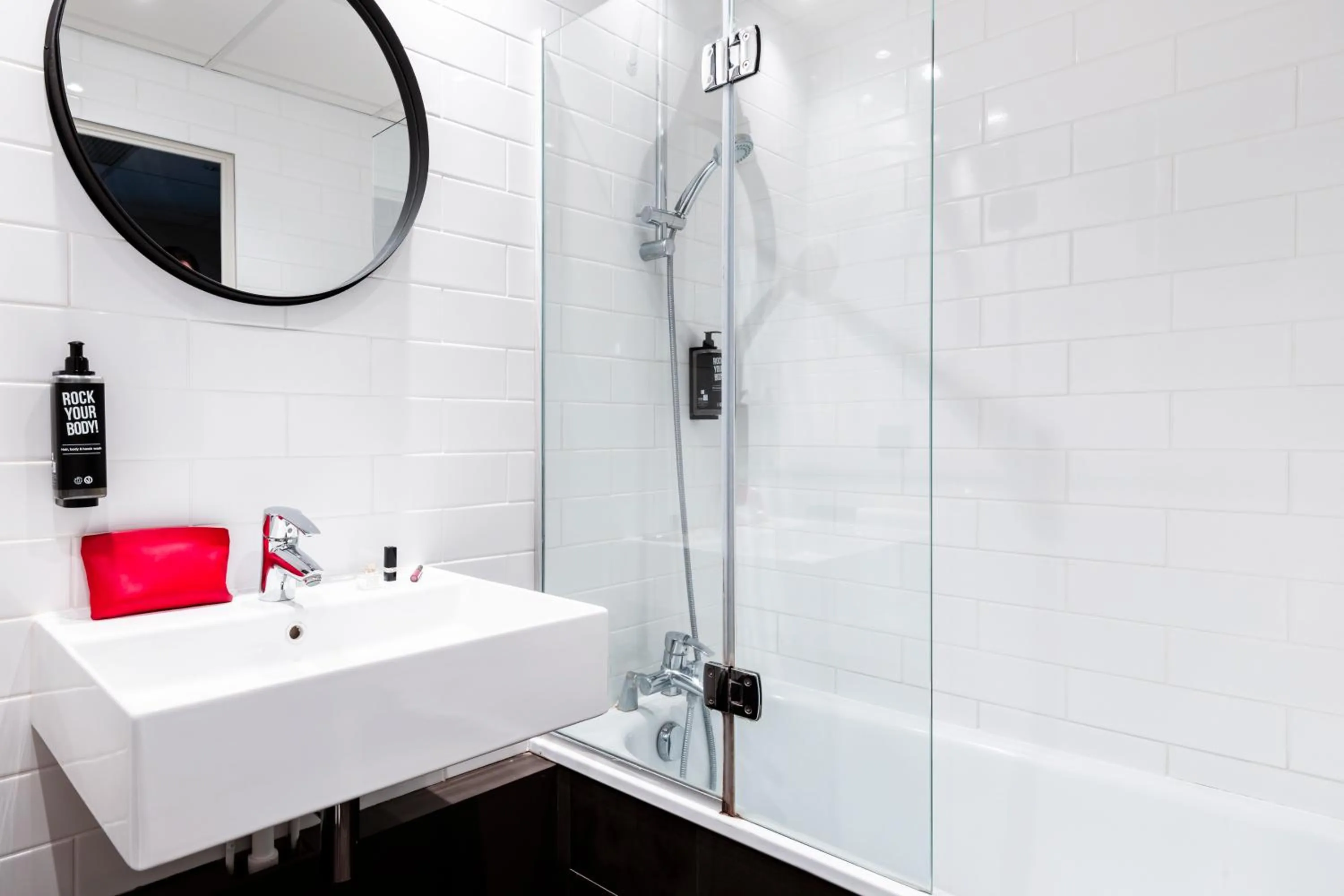 Bathroom in ibis Rouen Centre Champ de Mars