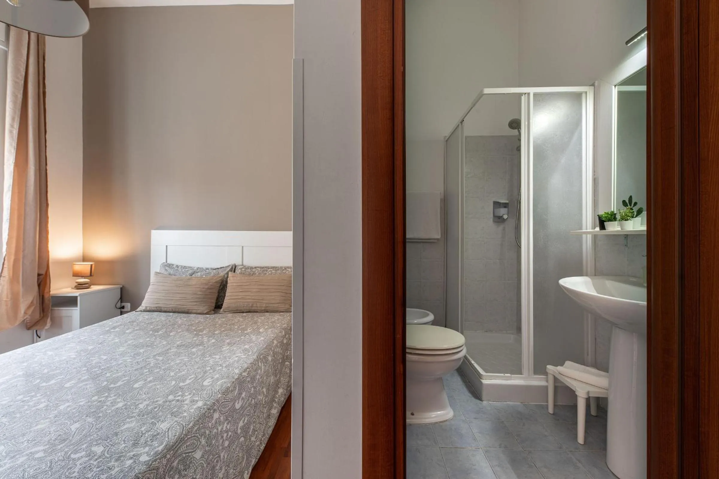 Shower, Bed in B&B della Stazione