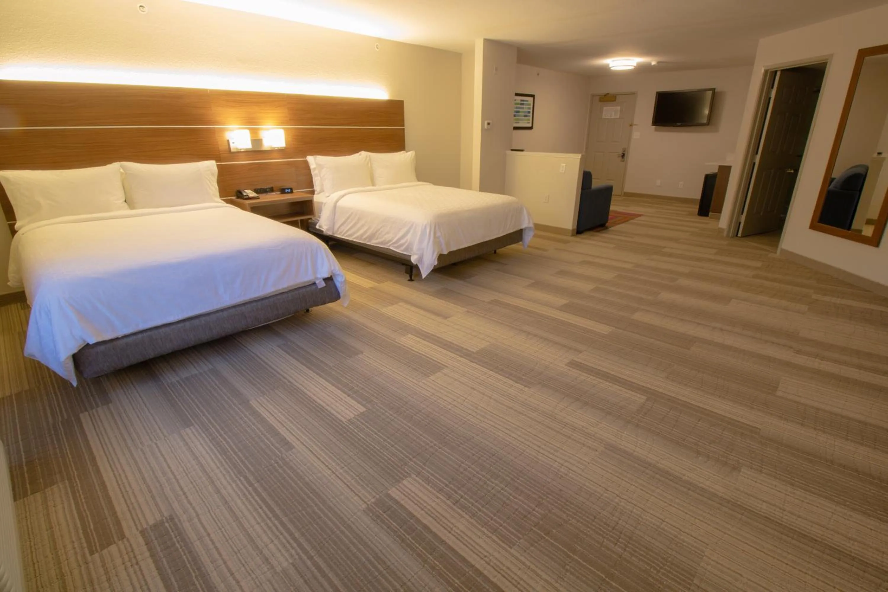 Photo of the whole room, Bed in Holiday Inn Express & Suites Manassas by IHG
