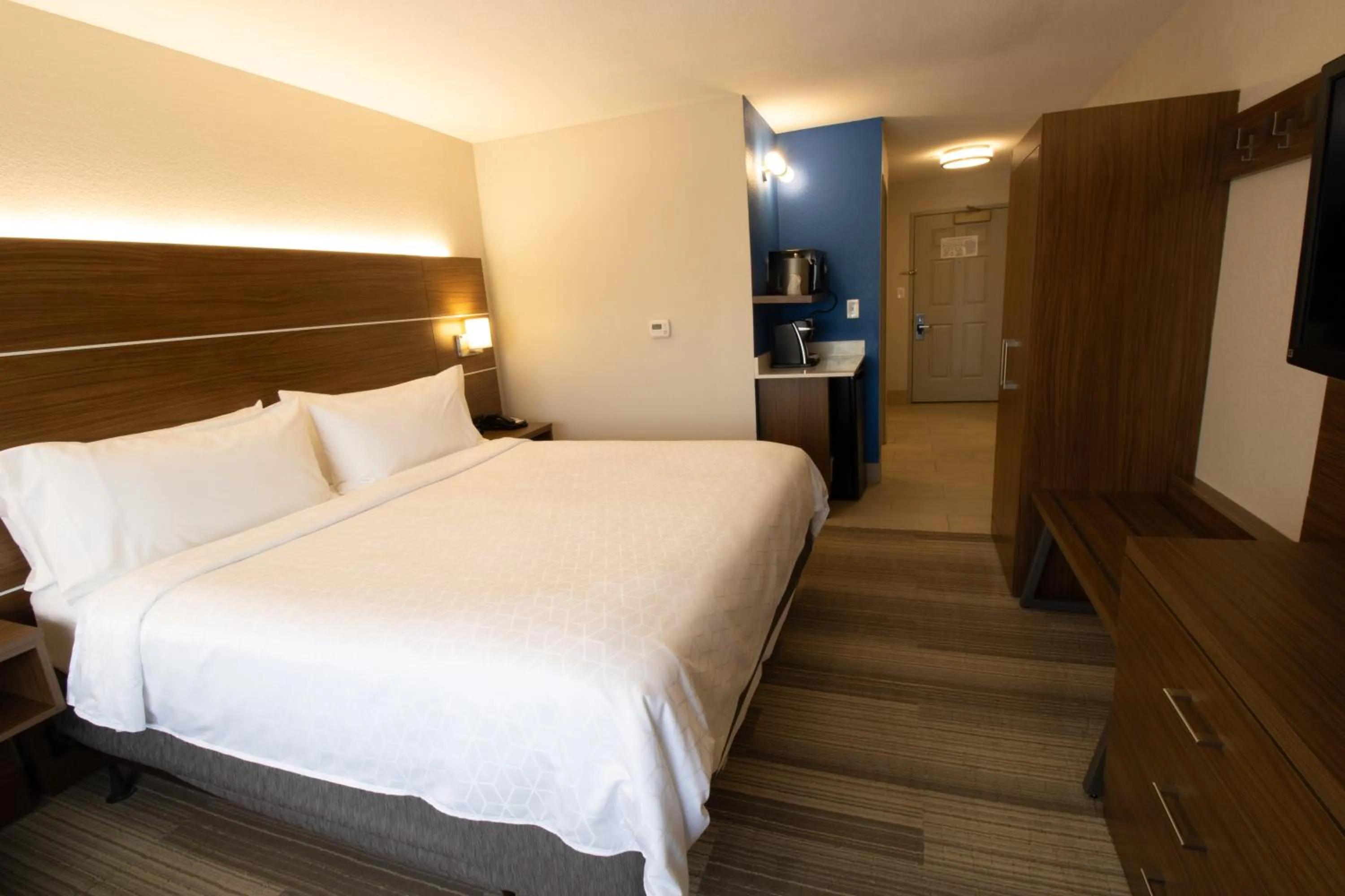 Photo of the whole room, Bed in Holiday Inn Express & Suites Manassas by IHG