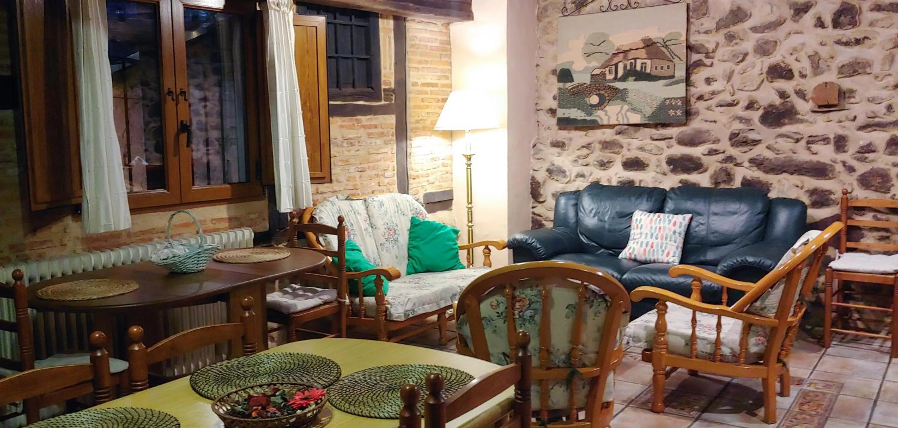 Communal lounge/ TV room in Hotel La Casa Chacinera